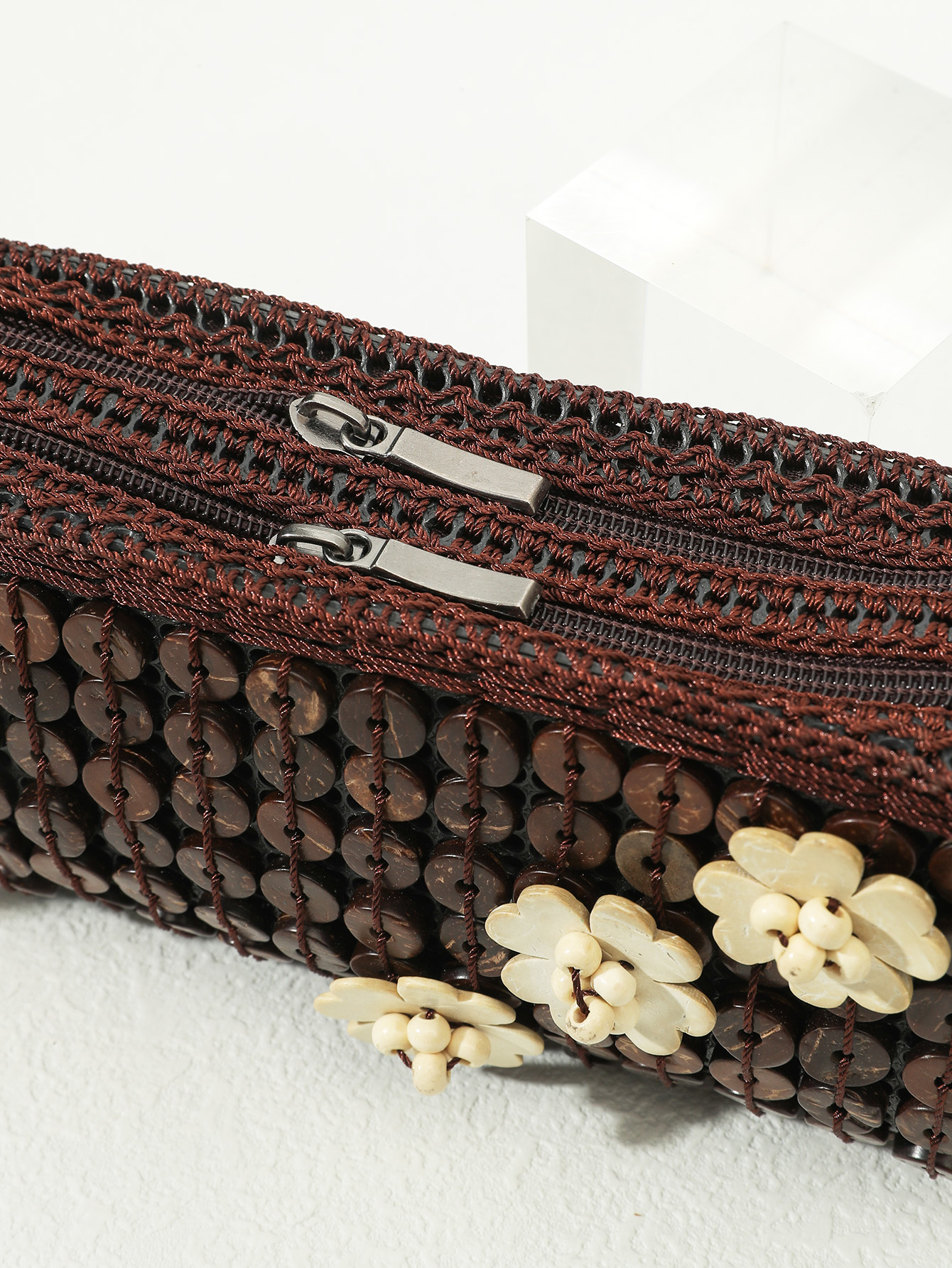 椰壳零钱包白底实物图