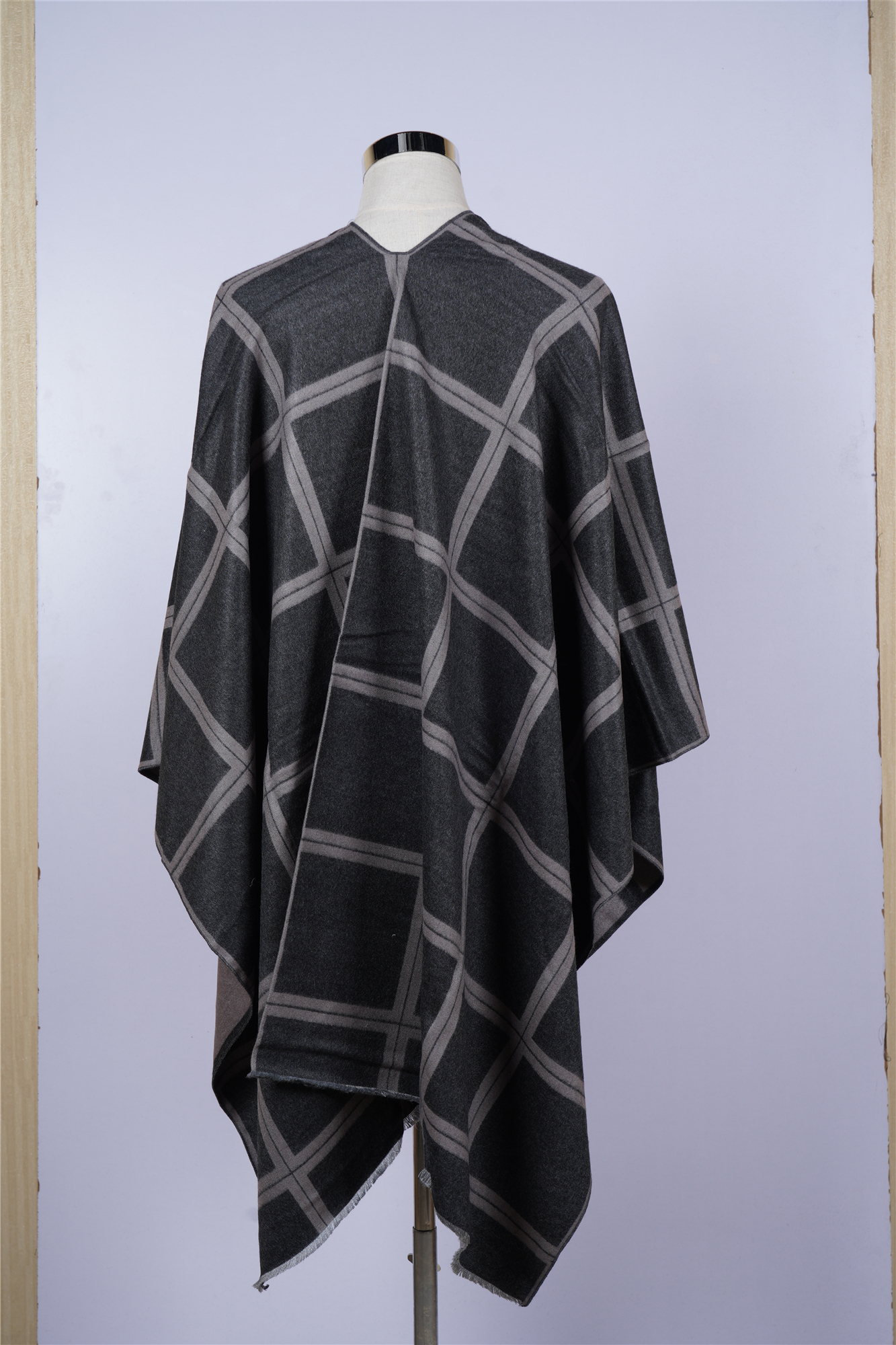 Wholesale winter women's scarves and shawls, checkered printed pleated warm pleated design shawls details Picture