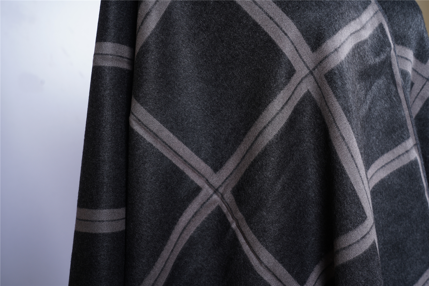 Wholesale winter women's scarves and shawls, checkered printed pleated warm pleated design shawls Application Scenario