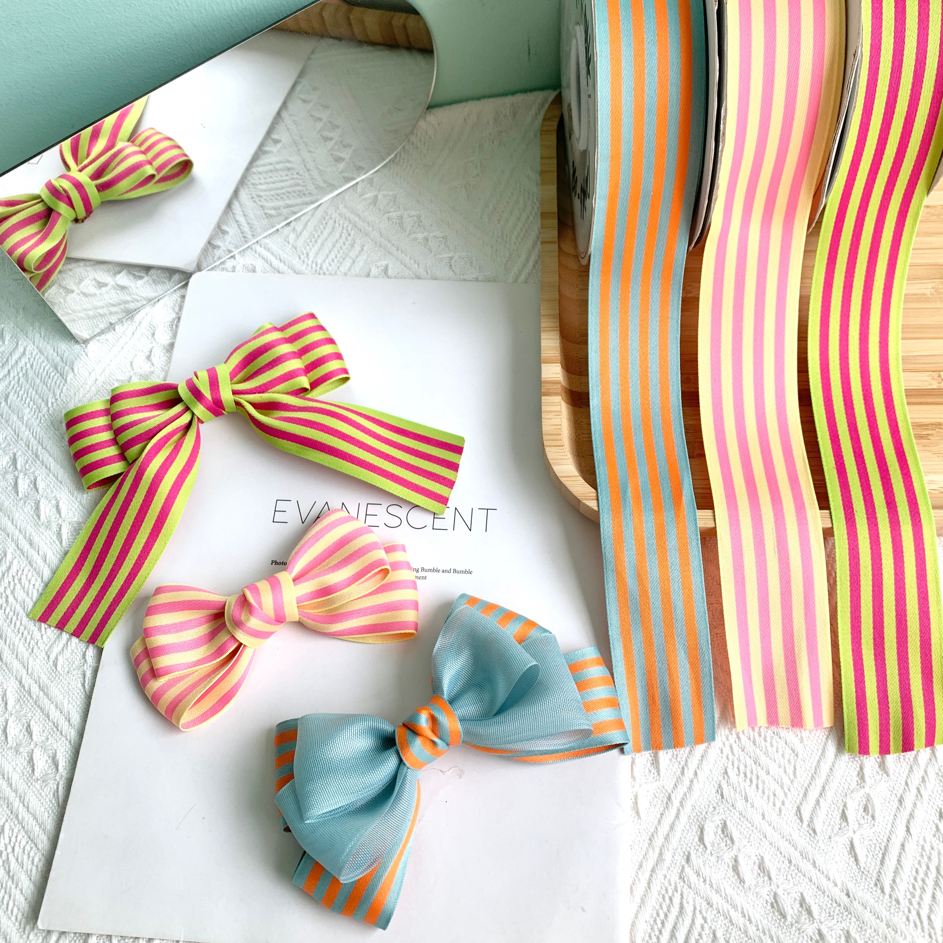 Take a look at the classic polyester intercolor striped clothing accessory gift box packaging accessories Item Picture