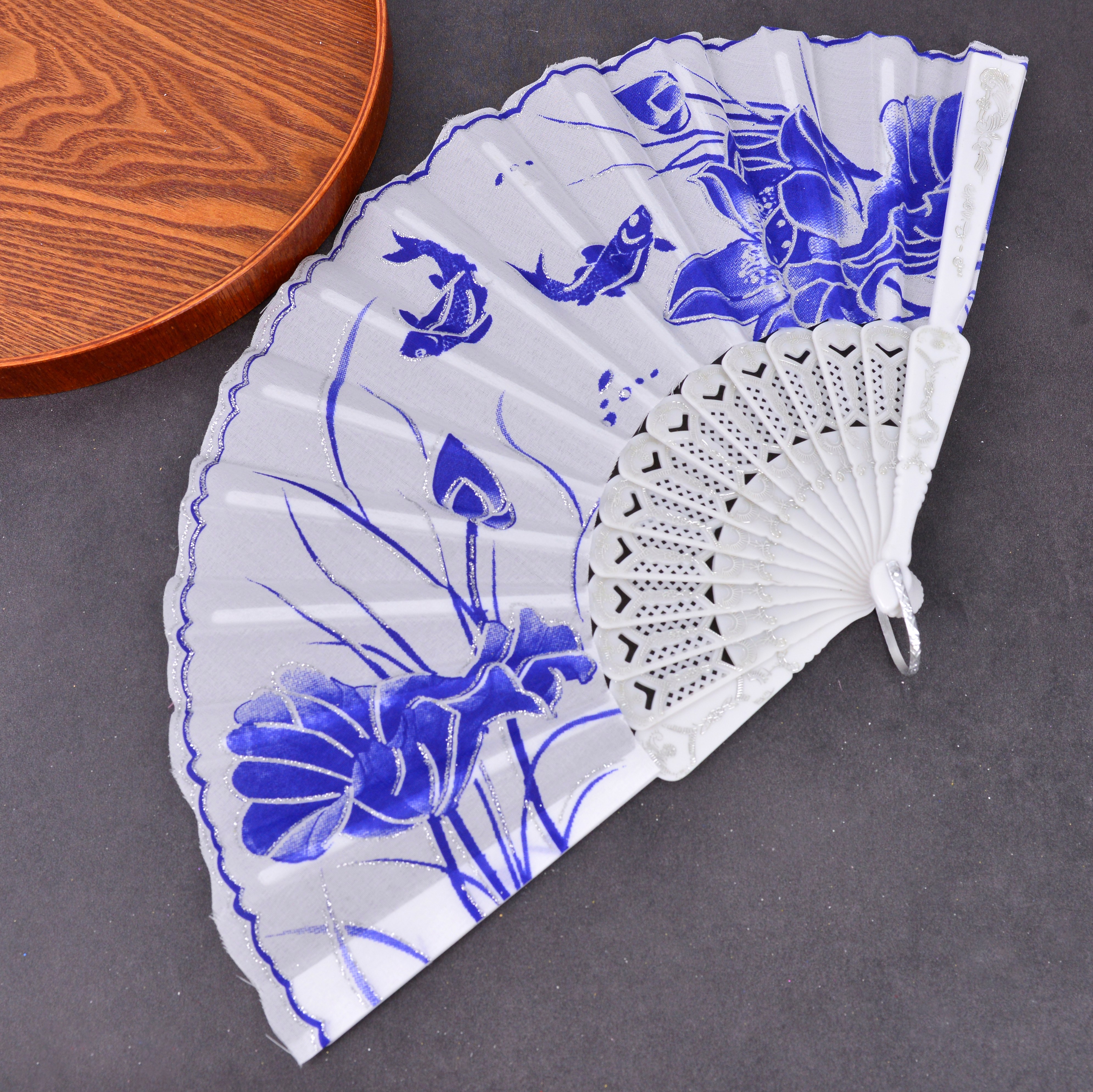 中国风扇子舞蹈扇白杆金粉青花瓷扇子塑料扇龙骨扇图