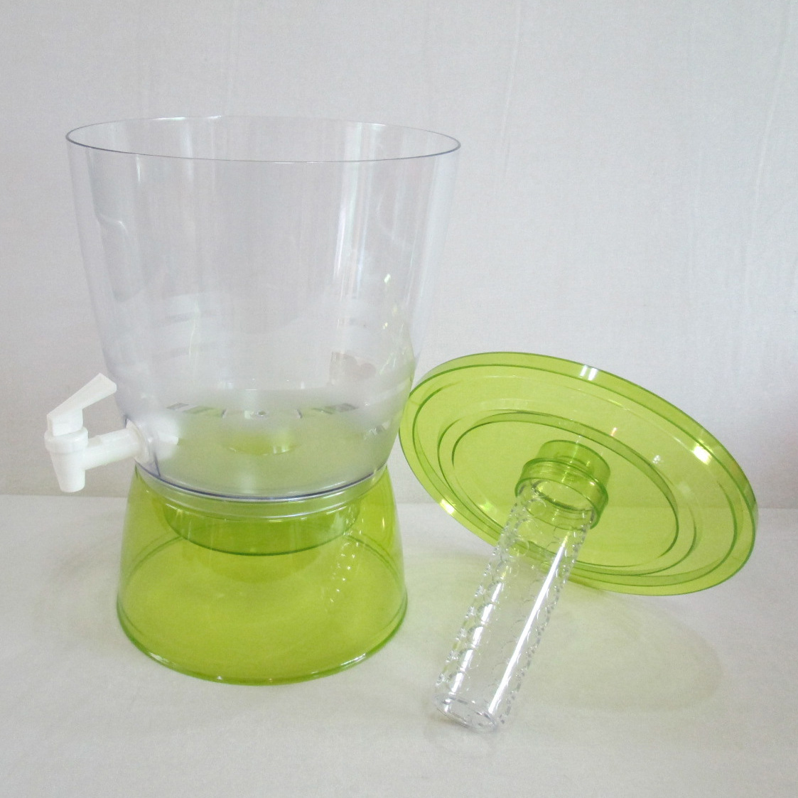 Large-capacity single-layer and double-layer plastic cold water bottle with faucet Application Scenario