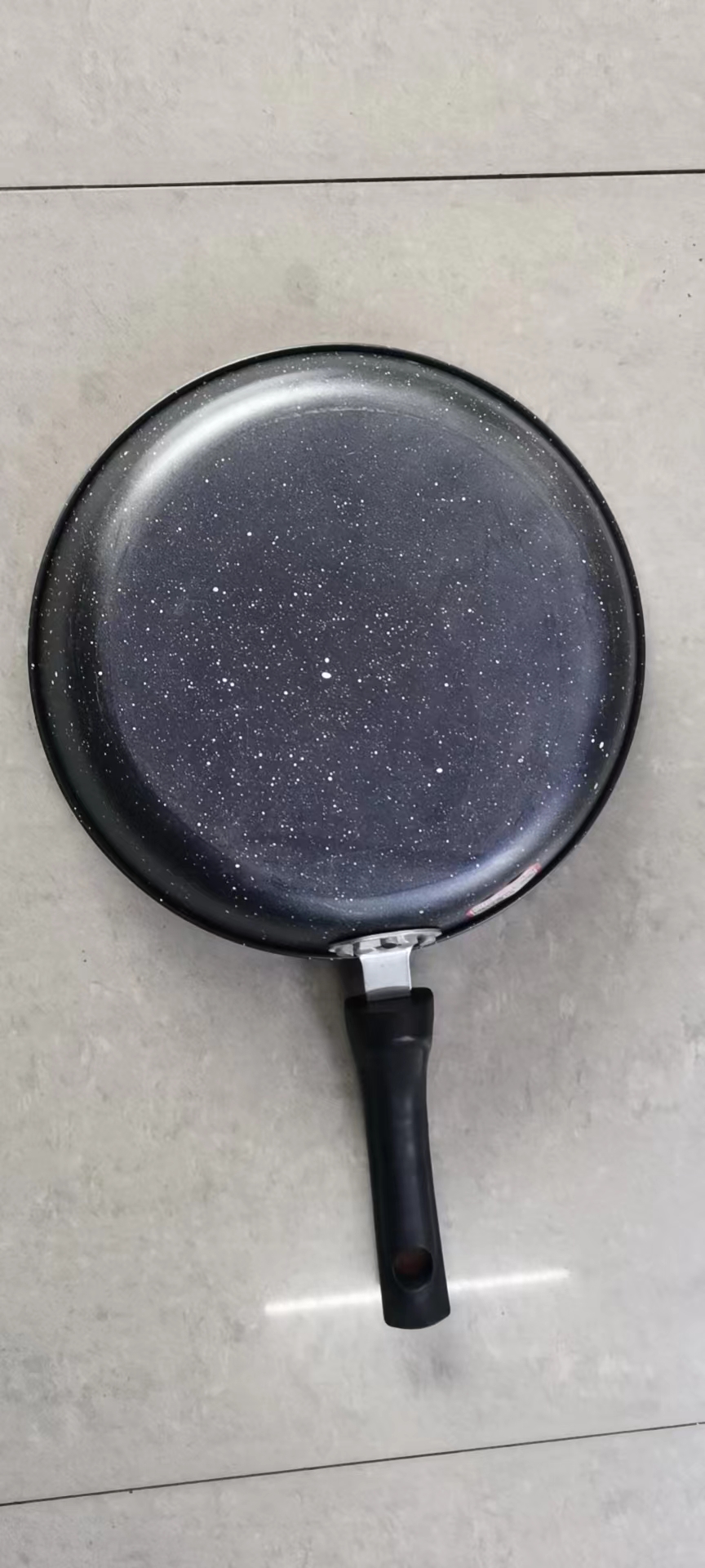 New red plate rubber-handled flat pot with black marble details Picture