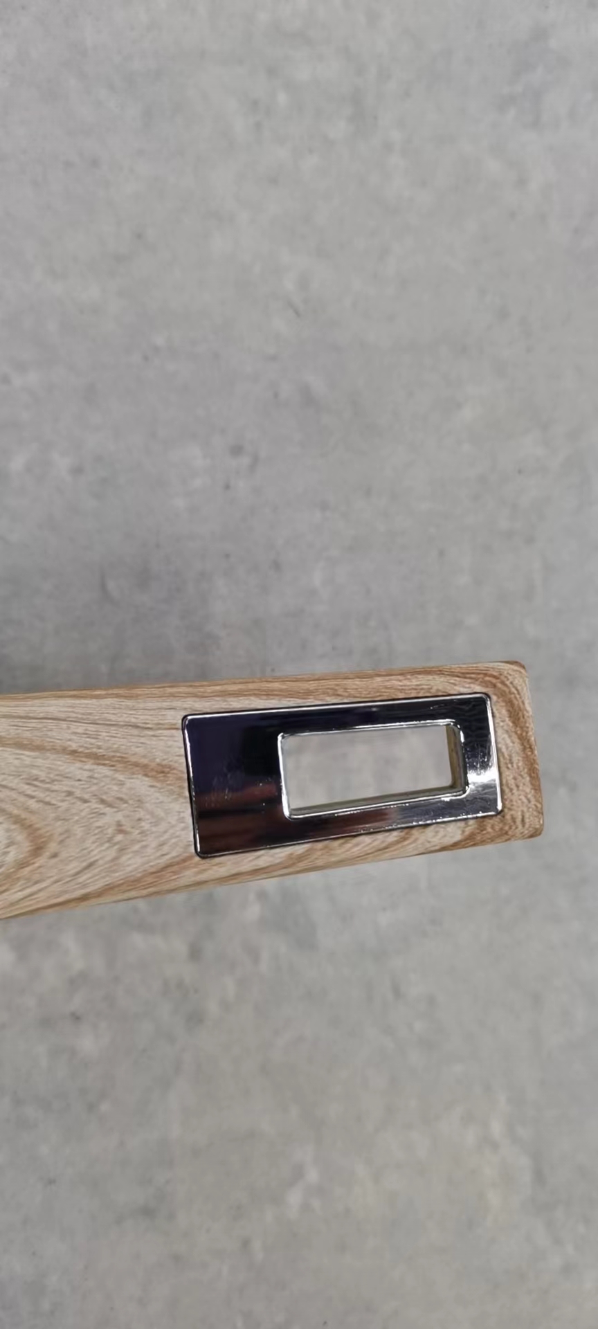A wood-grain handle frying pan Item Picture