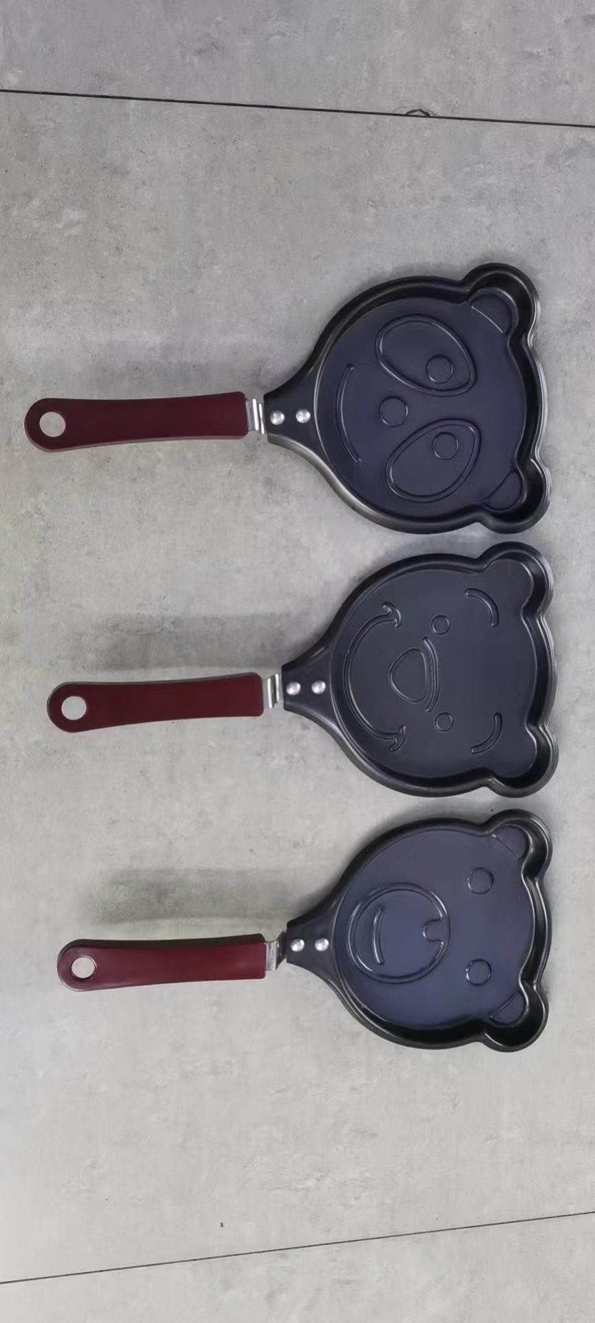 Each 14CM animal egg frying pan is a mixed style