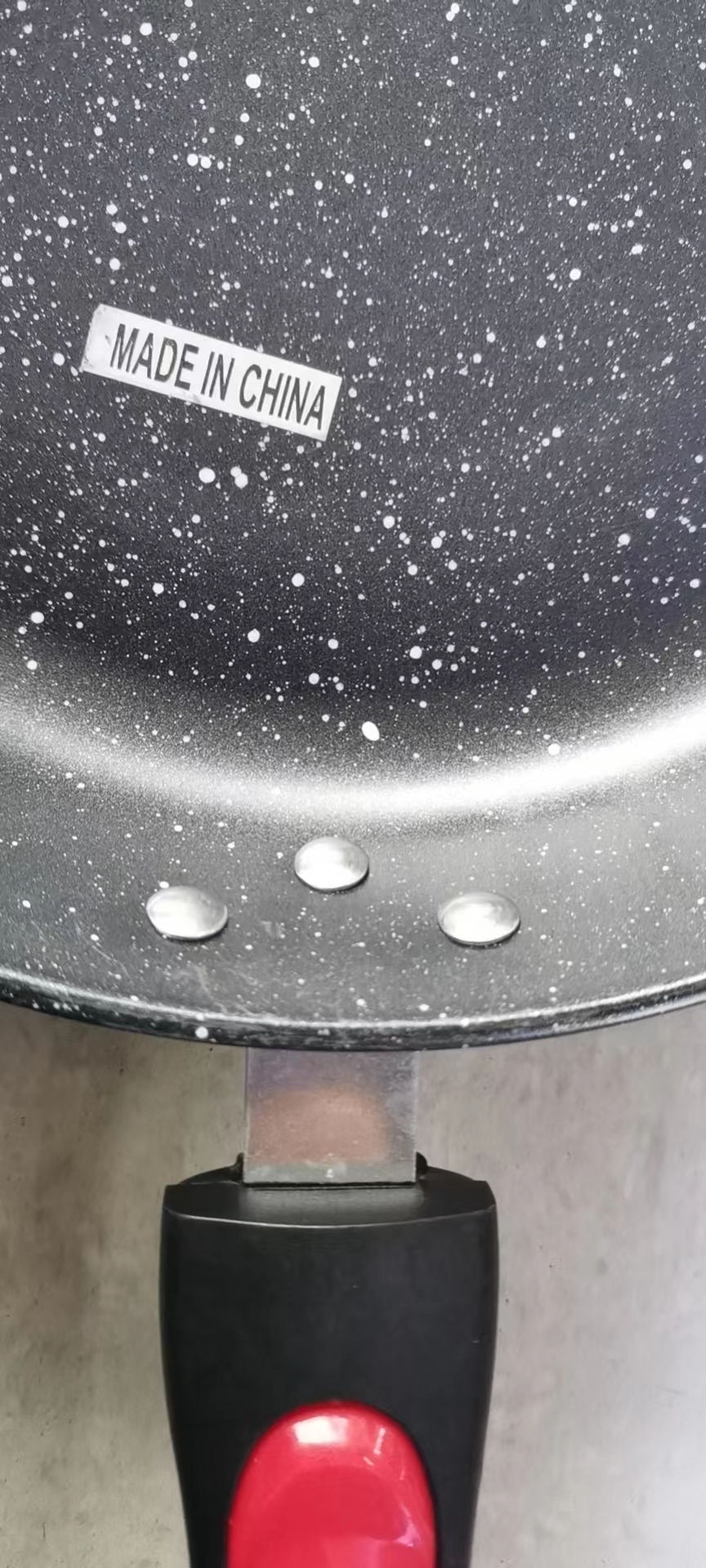 New red plate rubber-handled flat pot with black marble Application Scenario