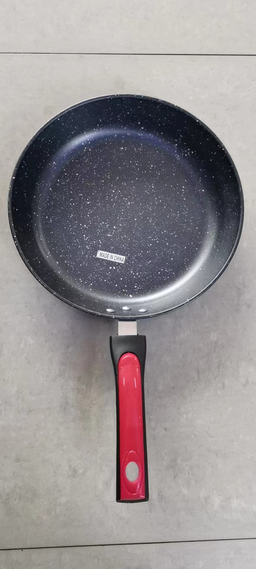 New red plate rubber-handled flat pot with black marble