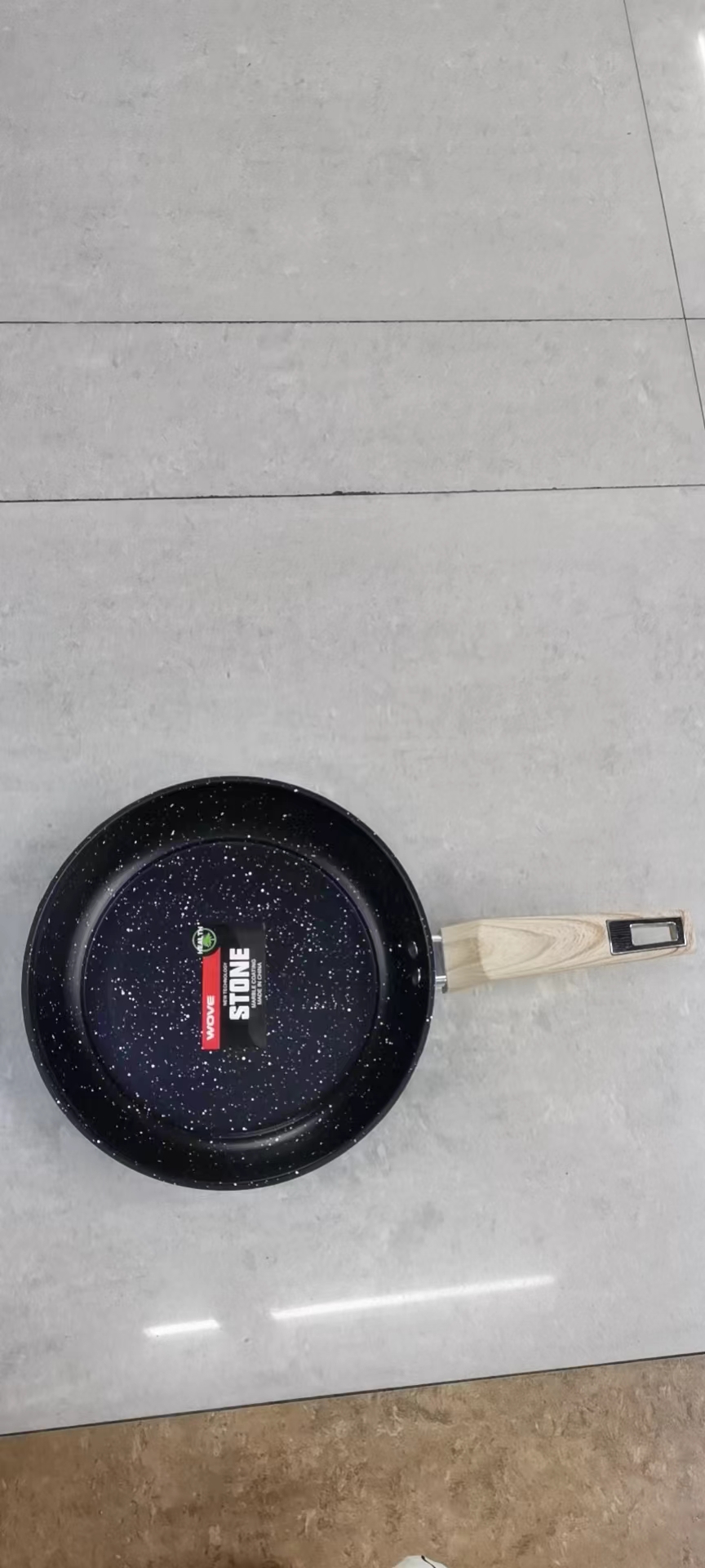A wood-grain handle frying pan