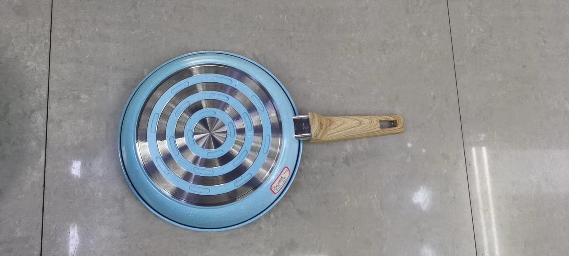 A wood-grain handle frying pan details Picture