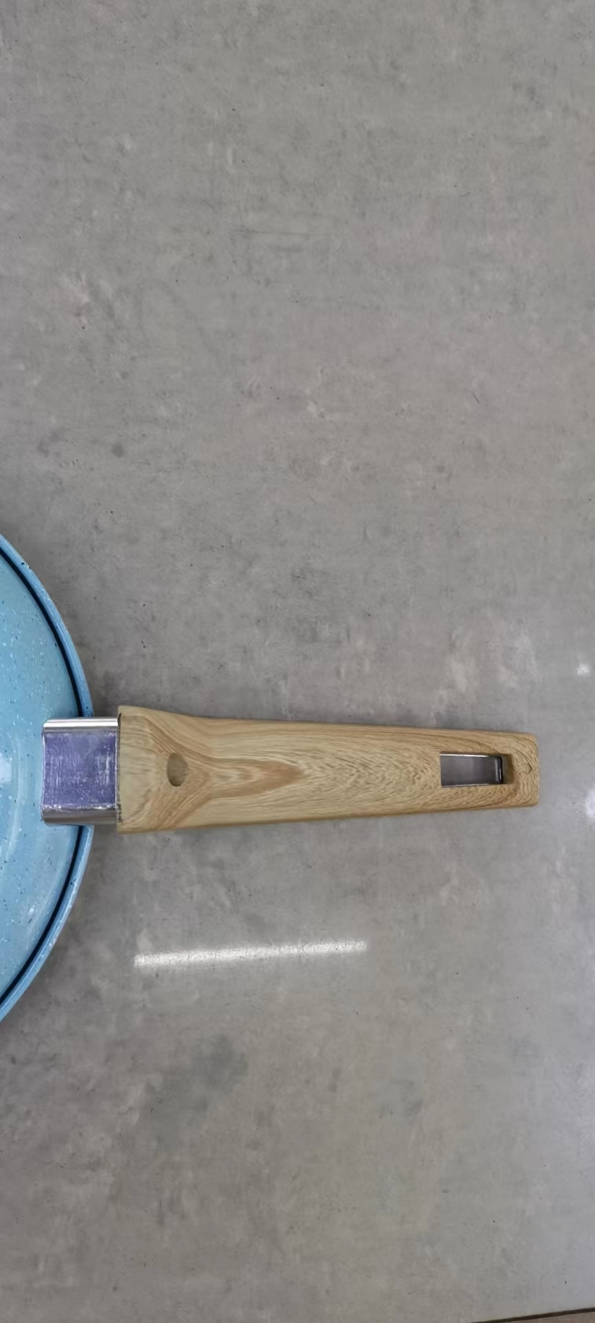 A wood-grain handle frying pan Application Scenario
