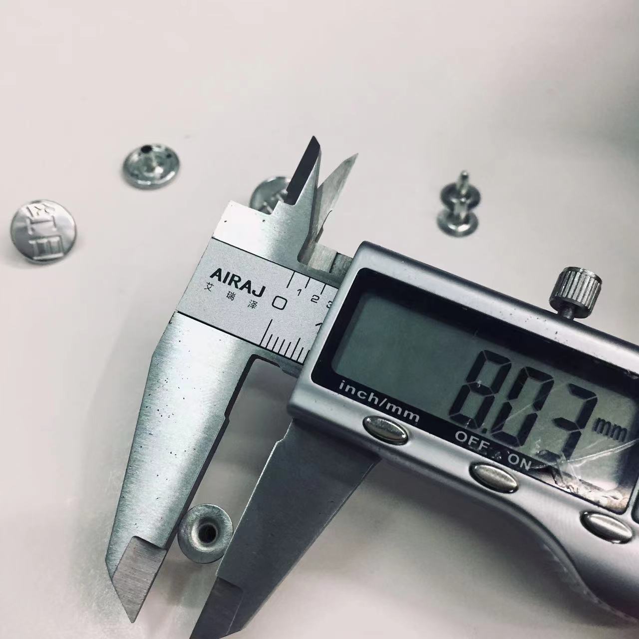 中文印花扣/金属纽扣/铆钉扣白底实物图