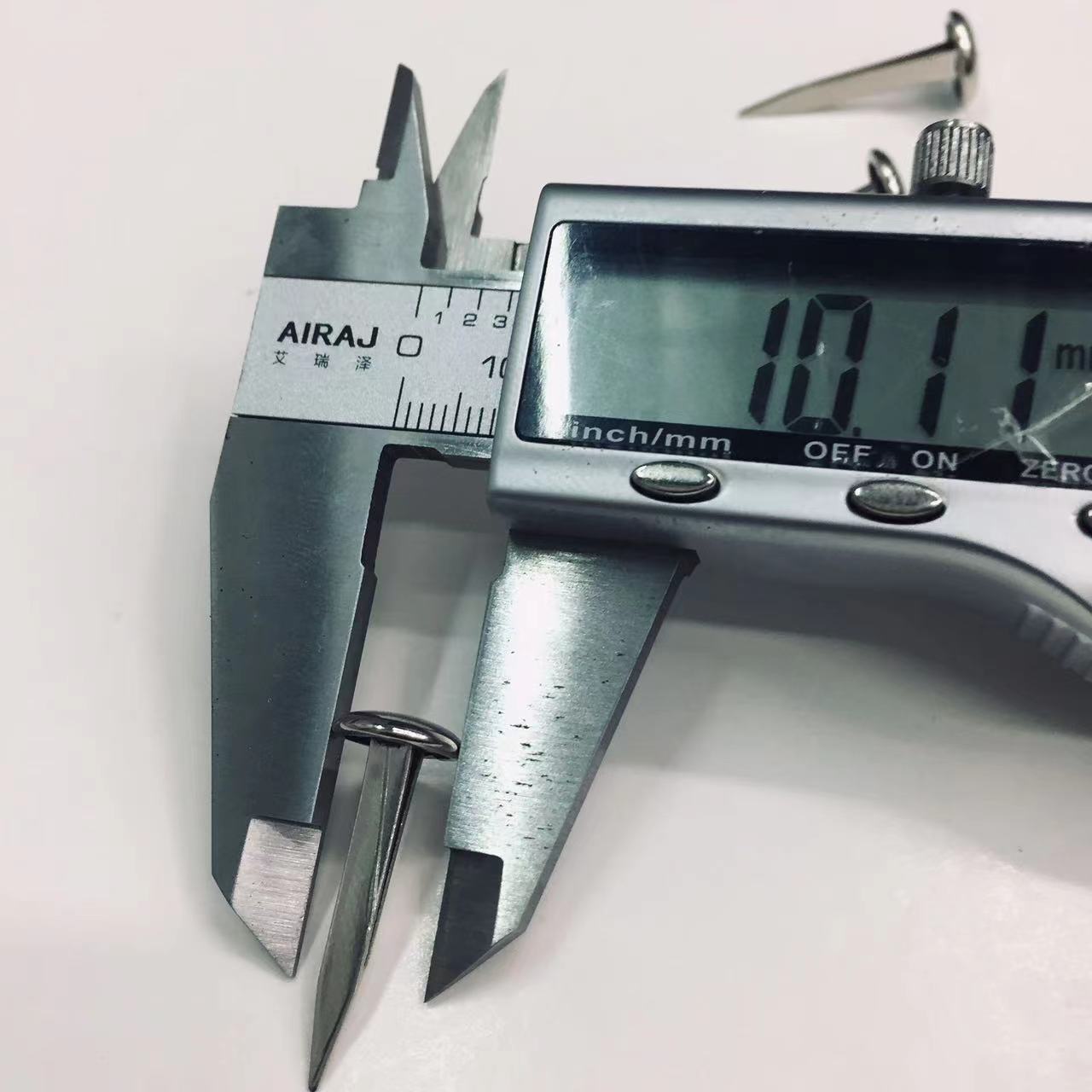 مسمار مستوي مسطح مستوي طوله 10 مم *30MM مسامير قطع من قطع القرطاسية في حقيبة لباس رعاة البقر Application Scenario