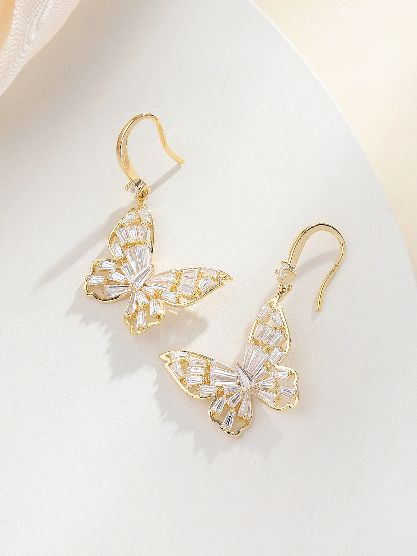 Xuhui brand's new stylish and exquisite copper-plated real gold butterfly ear hooks are simple, elegant and stylish Application Scenario