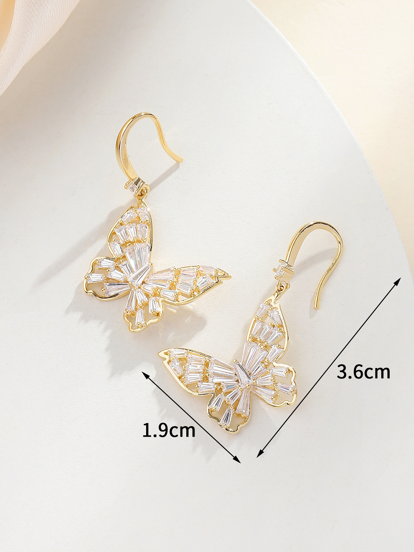 Xuhui brand's new stylish and exquisite copper-plated real gold butterfly ear hooks are simple, elegant and stylish Specification image