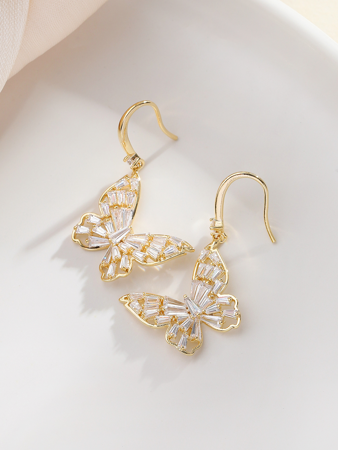 Xuhui brand's new stylish and exquisite copper-plated real gold butterfly ear hooks are simple, elegant and stylish details Picture
