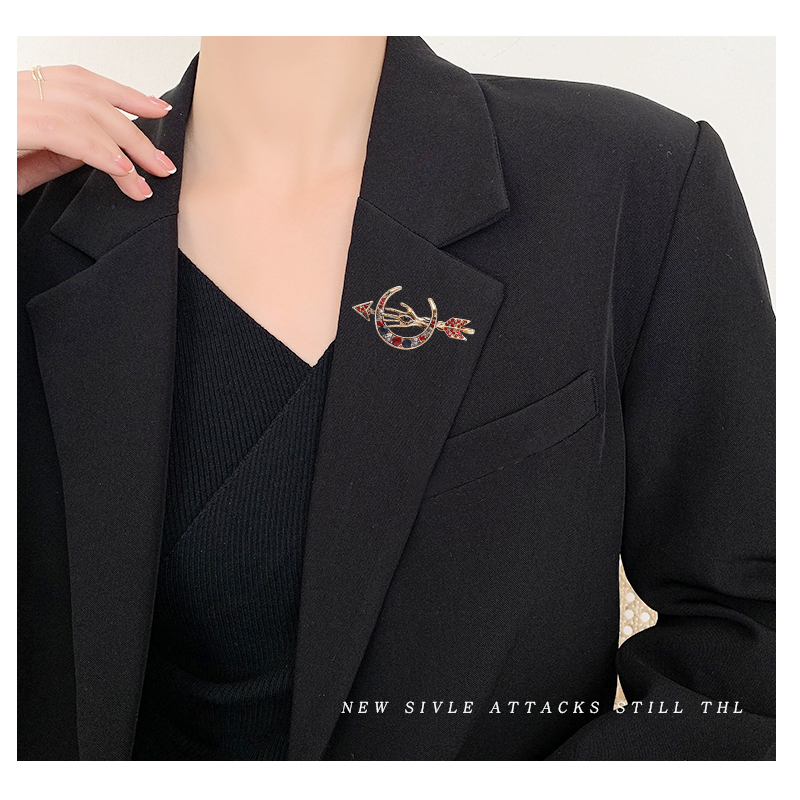 Factory direct sales of creative and light luxury Korean version new best-selling cartoon ancient gold one-shot piercing heart oil stone water diamond creative retro brooch, simple and fashionable accessory pin in stock