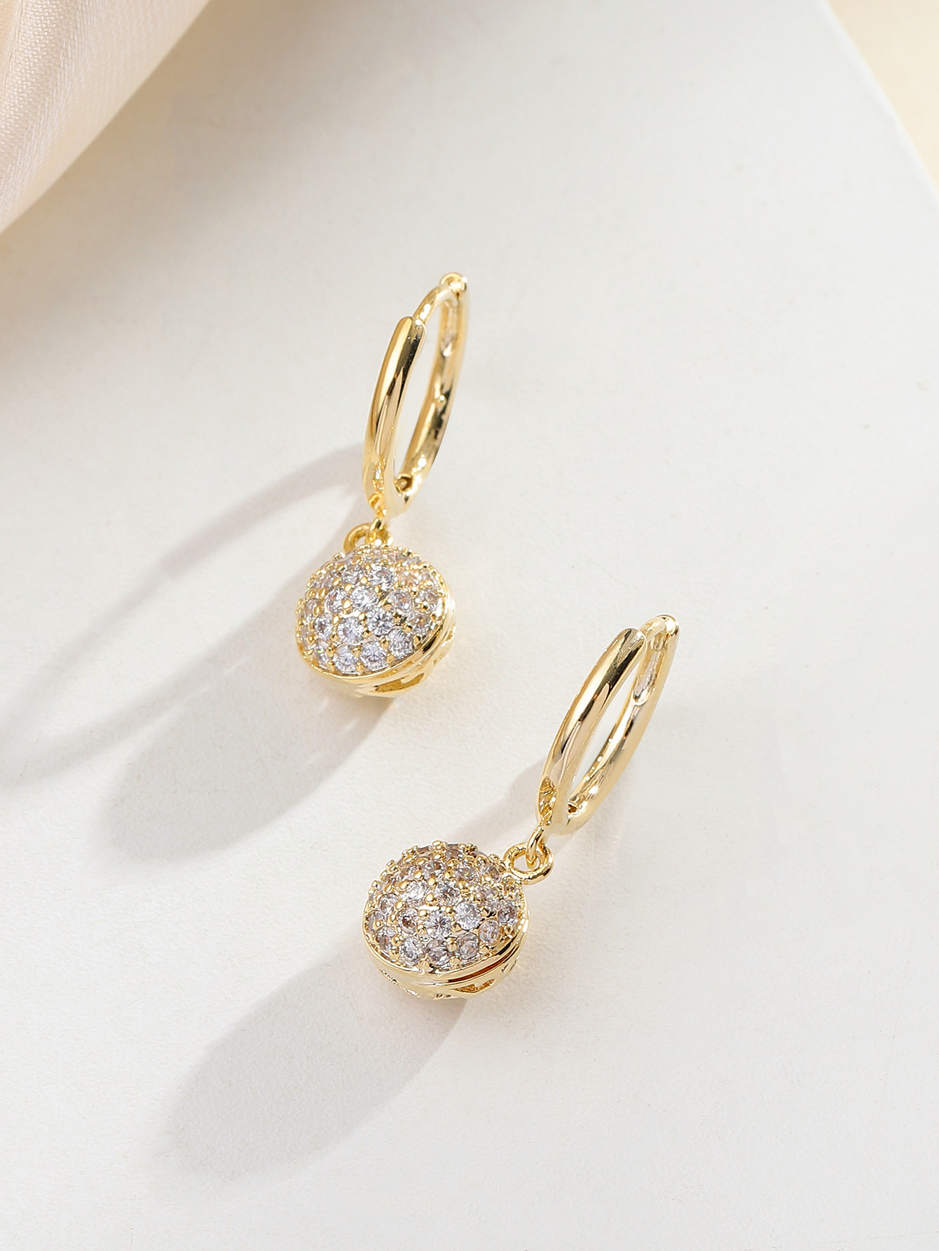Xuhui brand's exquisite and fashionable 925 silver needle zircon luxurious and elegant round ear buckles are a splendid jewelry gift for women Specification image