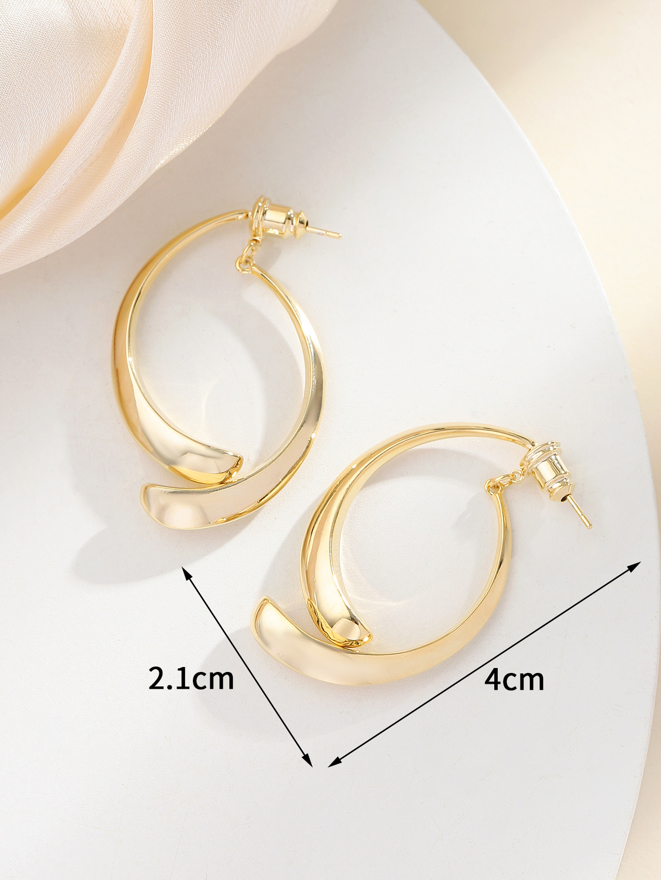 Xuhui brand's light luxury, fashionable and versatile 925 silver needle copper plated with real gold geometric detachable ear studs and earrings Application Scenario