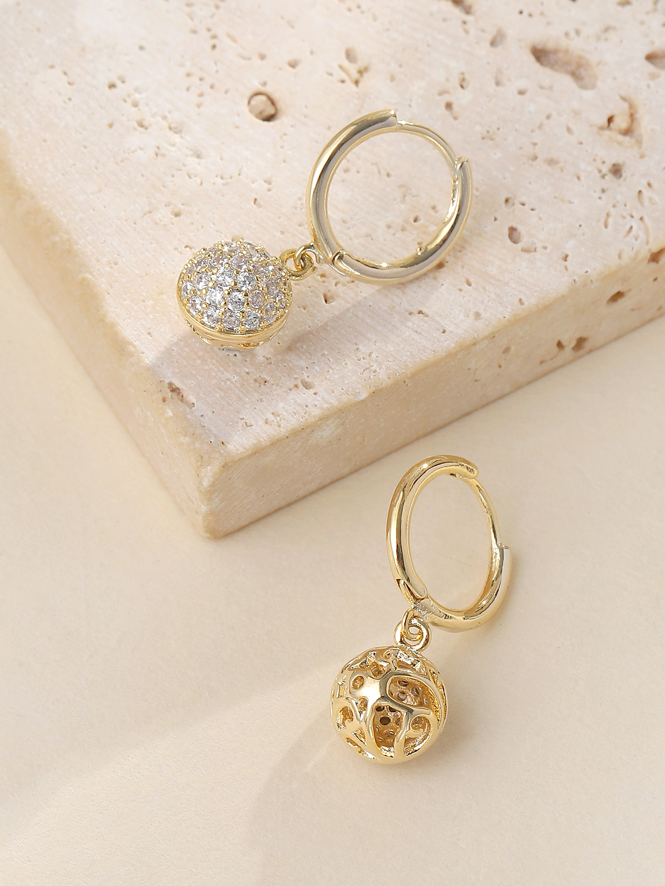 Xuhui brand's exquisite and fashionable 925 silver needle zircon luxurious and elegant round ear buckles are a splendid jewelry gift for women Item Picture