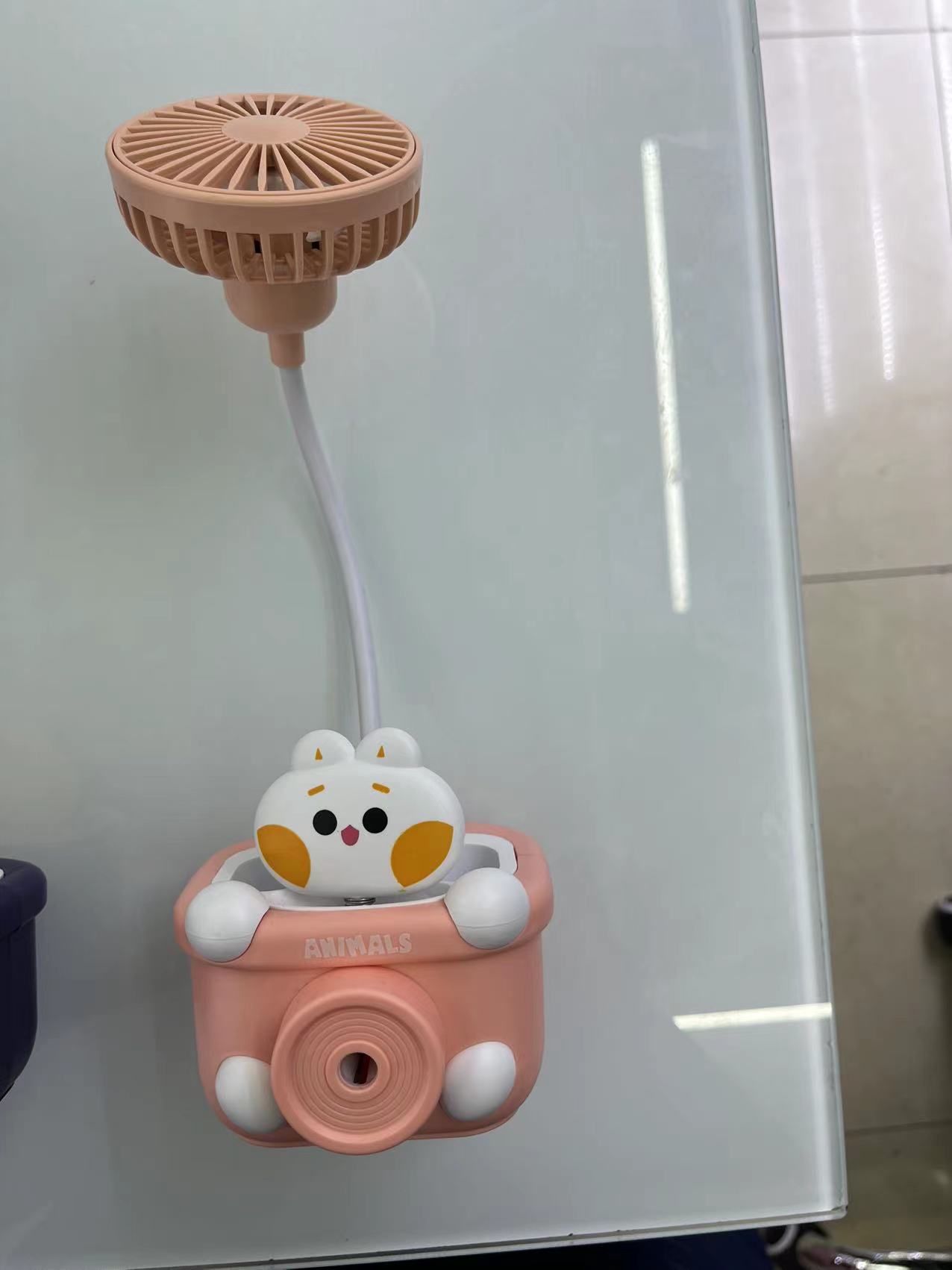 The Q201 comes with a pencil sharpener, charging fan in two colors: pink and blue. The pencil sharpener and fan are combined into one setting details Picture