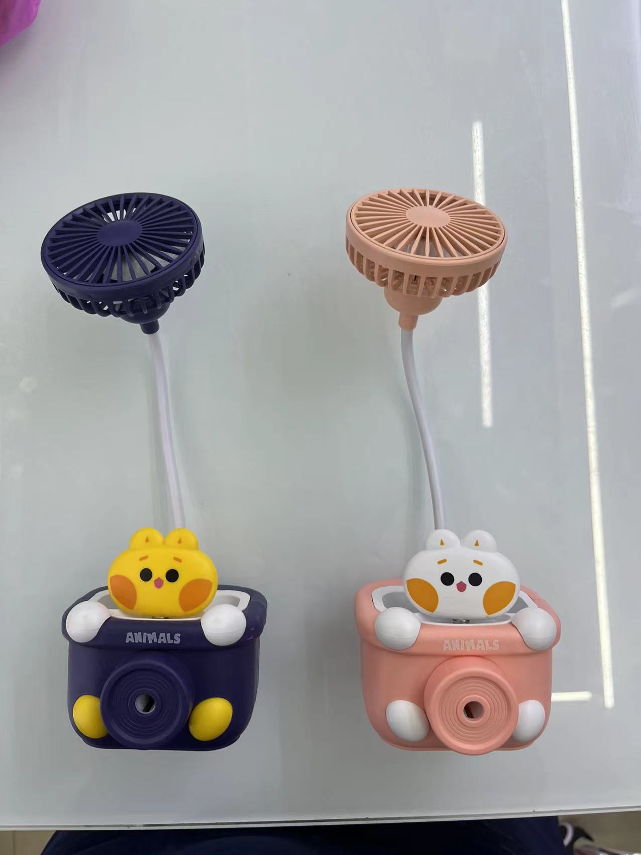 The Q201 comes with a pencil sharpener, charging fan in two colors: pink and blue. The pencil sharpener and fan are combined into one setting