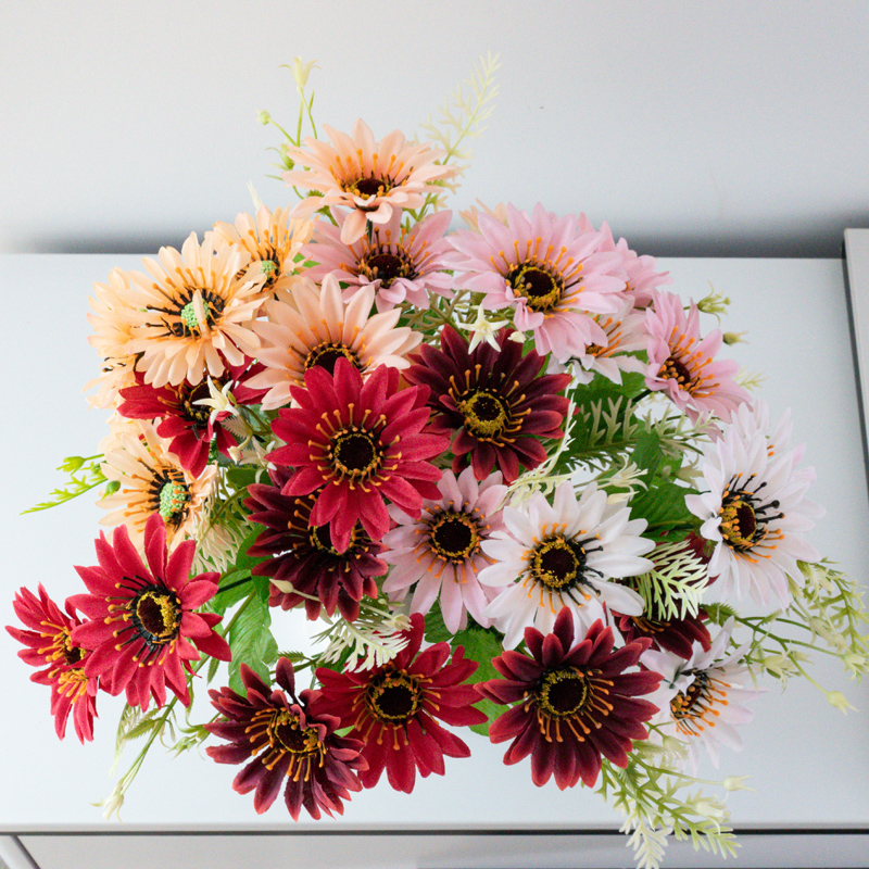 Direct sales of artificial flowers from the manufacturer: 5-head artificial flower bouquets and ornaments, featuring Xinwei heart-pointed chrysanthemums details Picture