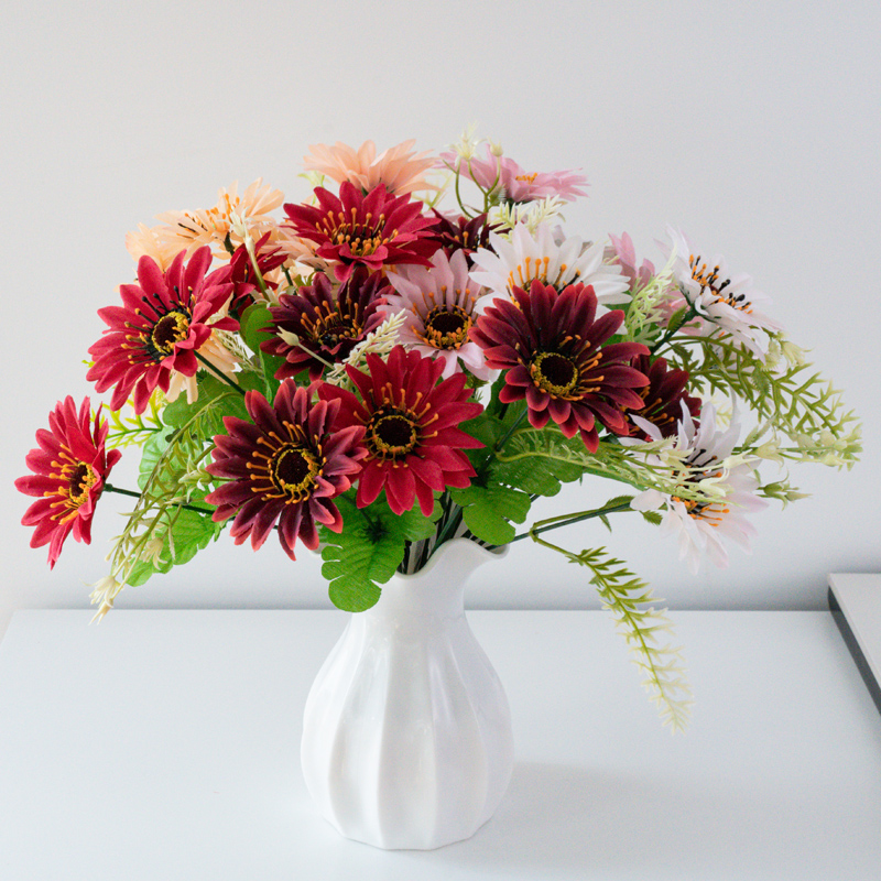 Direct sales of artificial flowers from the manufacturer: 5-head artificial flower bouquets and ornaments, featuring Xinwei heart-pointed chrysanthemums