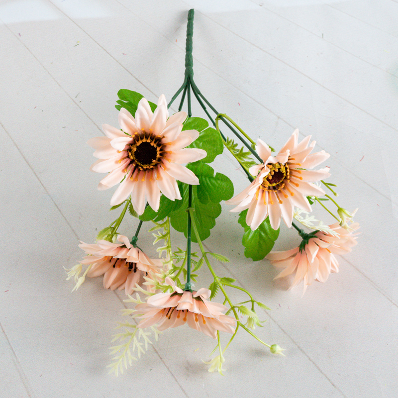 Direct sales of artificial flowers from the manufacturer: 5-head artificial flower bouquets and ornaments, featuring Xinwei heart-pointed chrysanthemums Item Picture