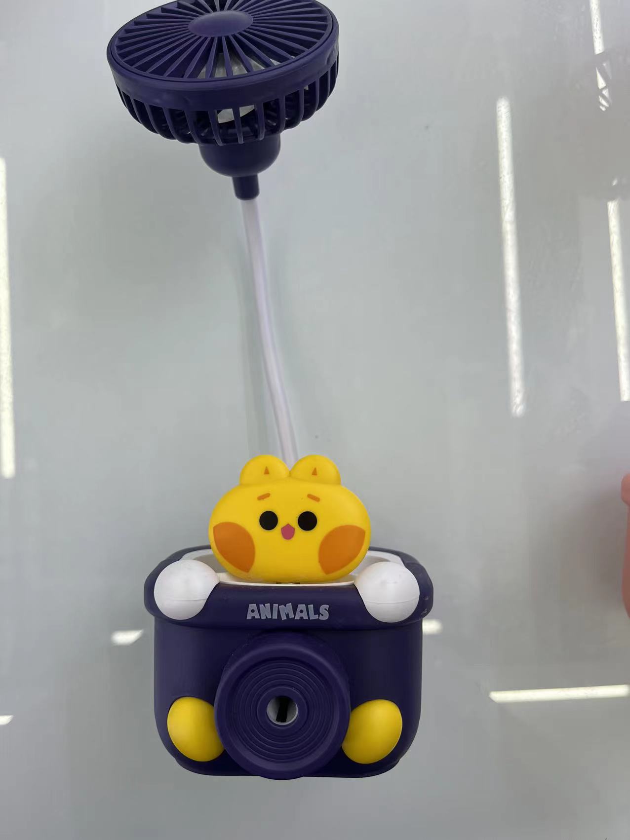 The Q201 comes with a pencil sharpener, charging fan in two colors: pink and blue. The pencil sharpener and fan are combined into one setting Specification image