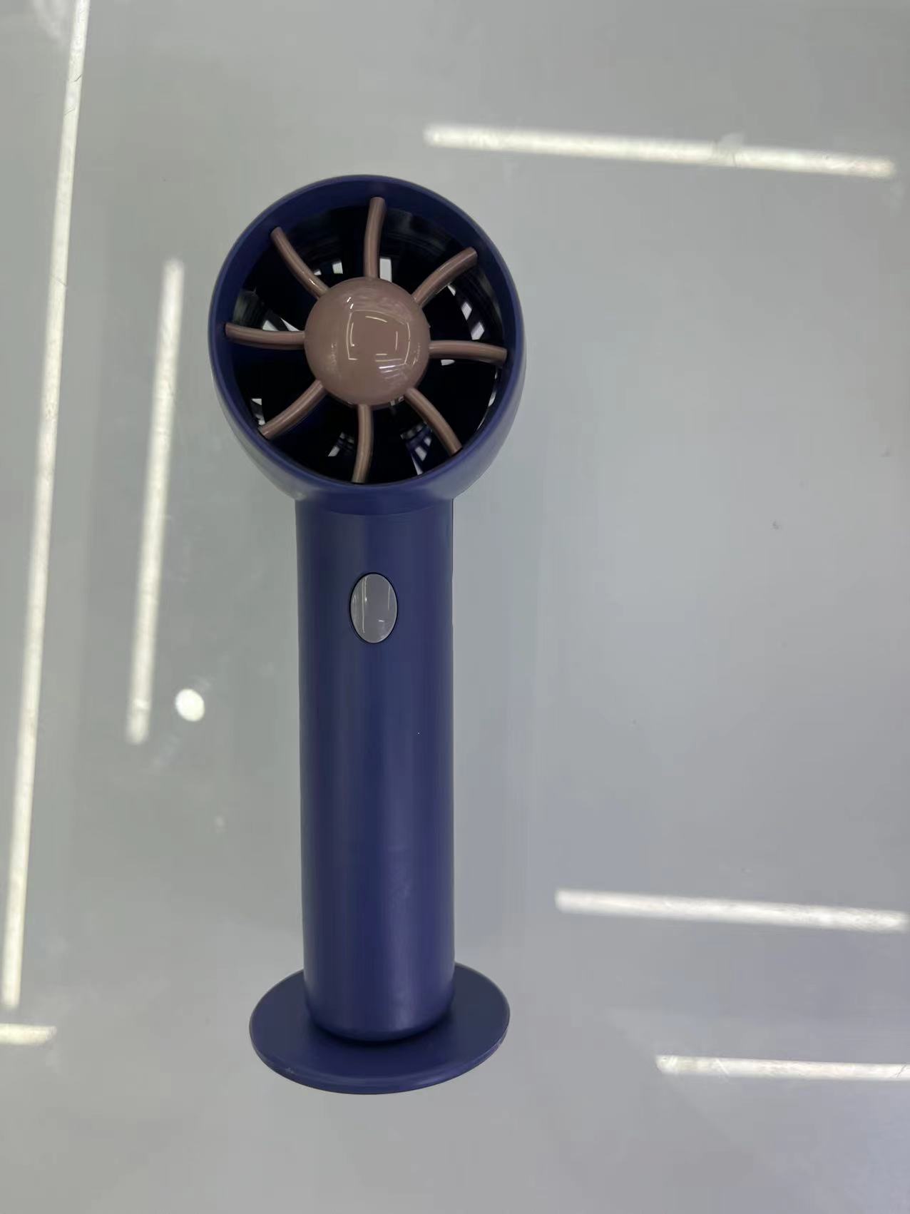 The KD-180 handheld hair dryer comes in three colors: pink, white and blue, with two Settings. It is convenient to carry details Picture