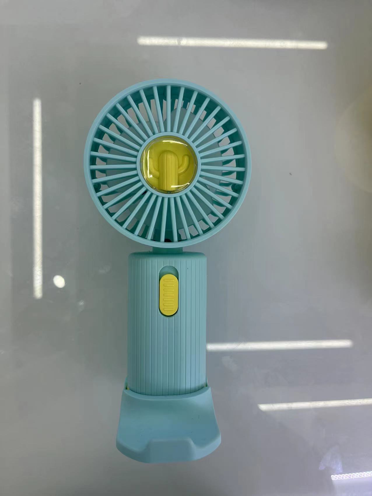 The SQ-326 mini fan has one setting and comes in four colors: purple, blue, pink and yellow. It can be used as a phone stand Item Picture
