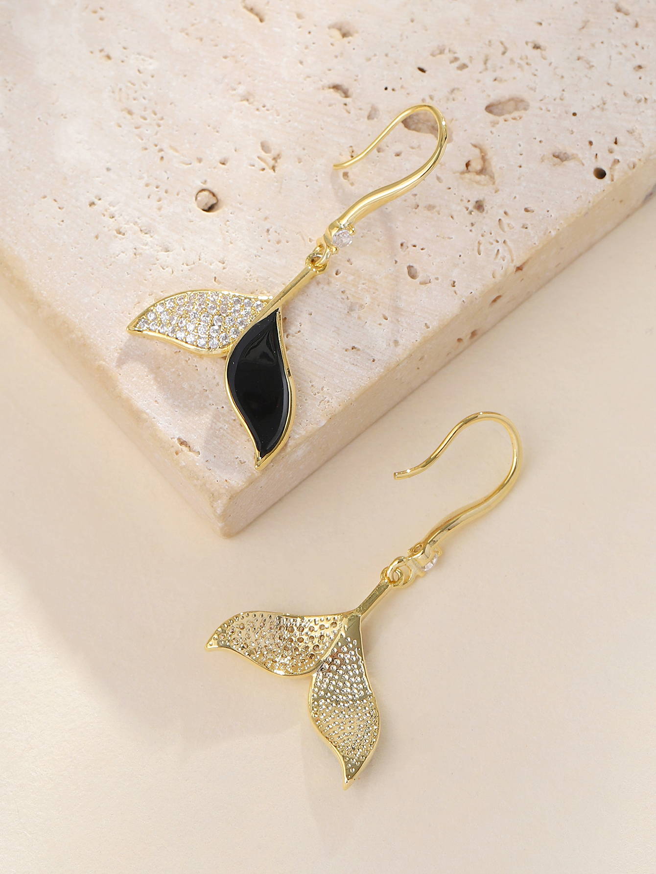 Xuhui brand's fashionable and exquisite copper-plated real gold fishtail earrings are simple, elegant and stylish. New ear hooks Item Picture