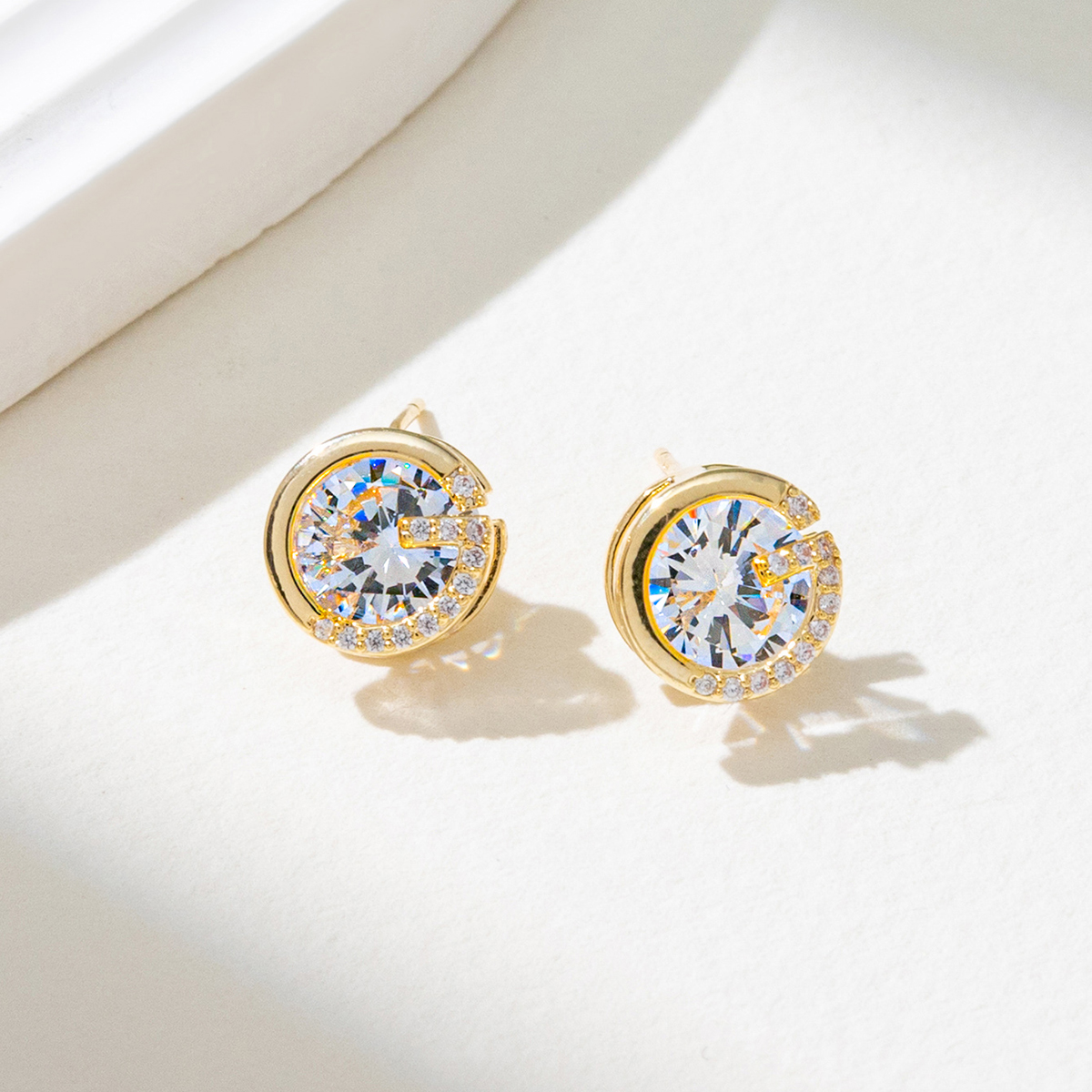 Xuhui brand exquisite and light luxury copper plated with real gold and zircon inlaid 925 silver needle small fragrance style fashionable and elegant stud earrings Specification image