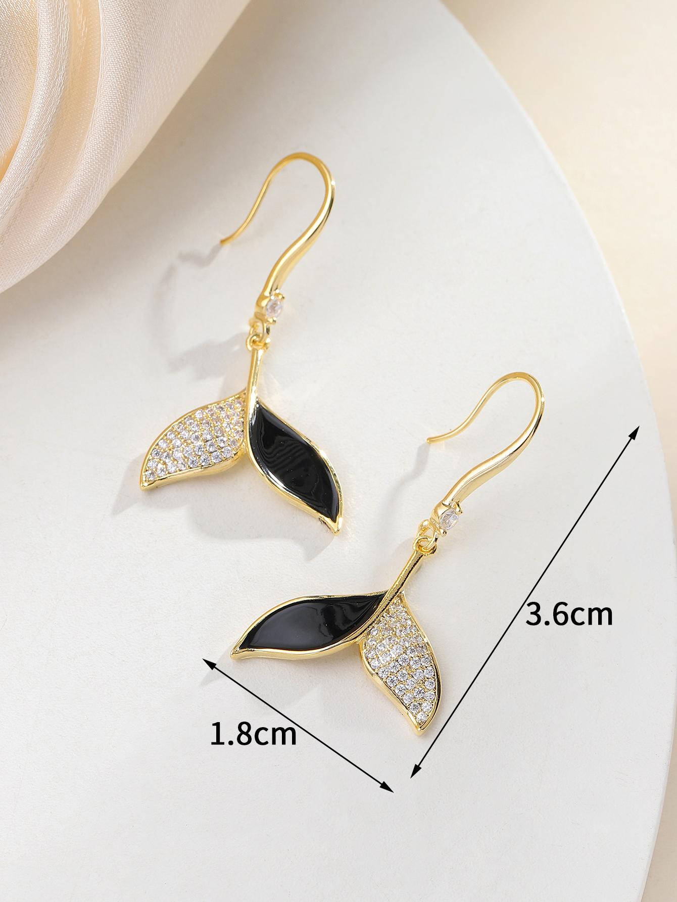 Xuhui brand's fashionable and exquisite copper-plated real gold fishtail earrings are simple, elegant and stylish. New ear hooks Application Scenario