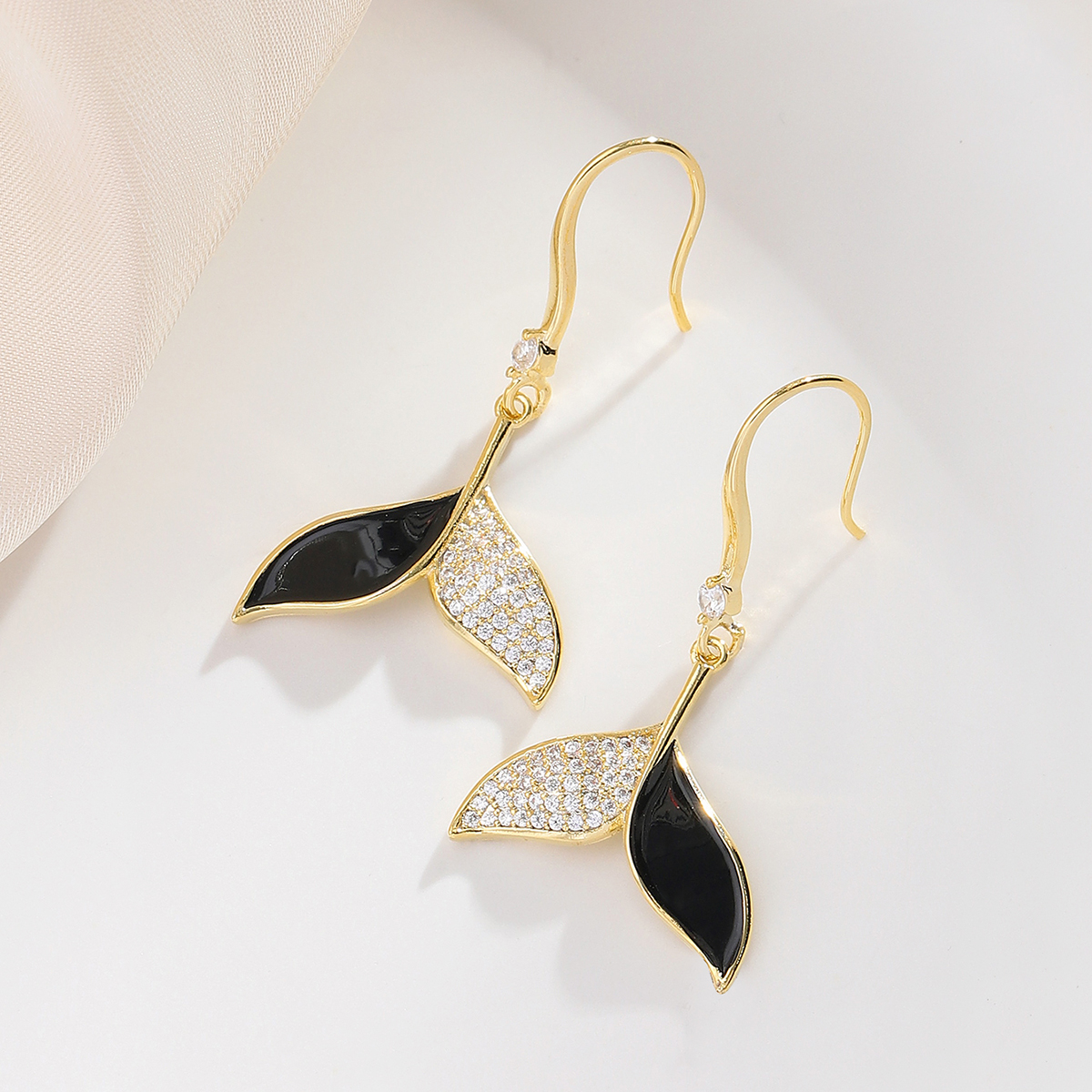 Xuhui brand's fashionable and exquisite copper-plated real gold fishtail earrings are simple, elegant and stylish. New ear hooks