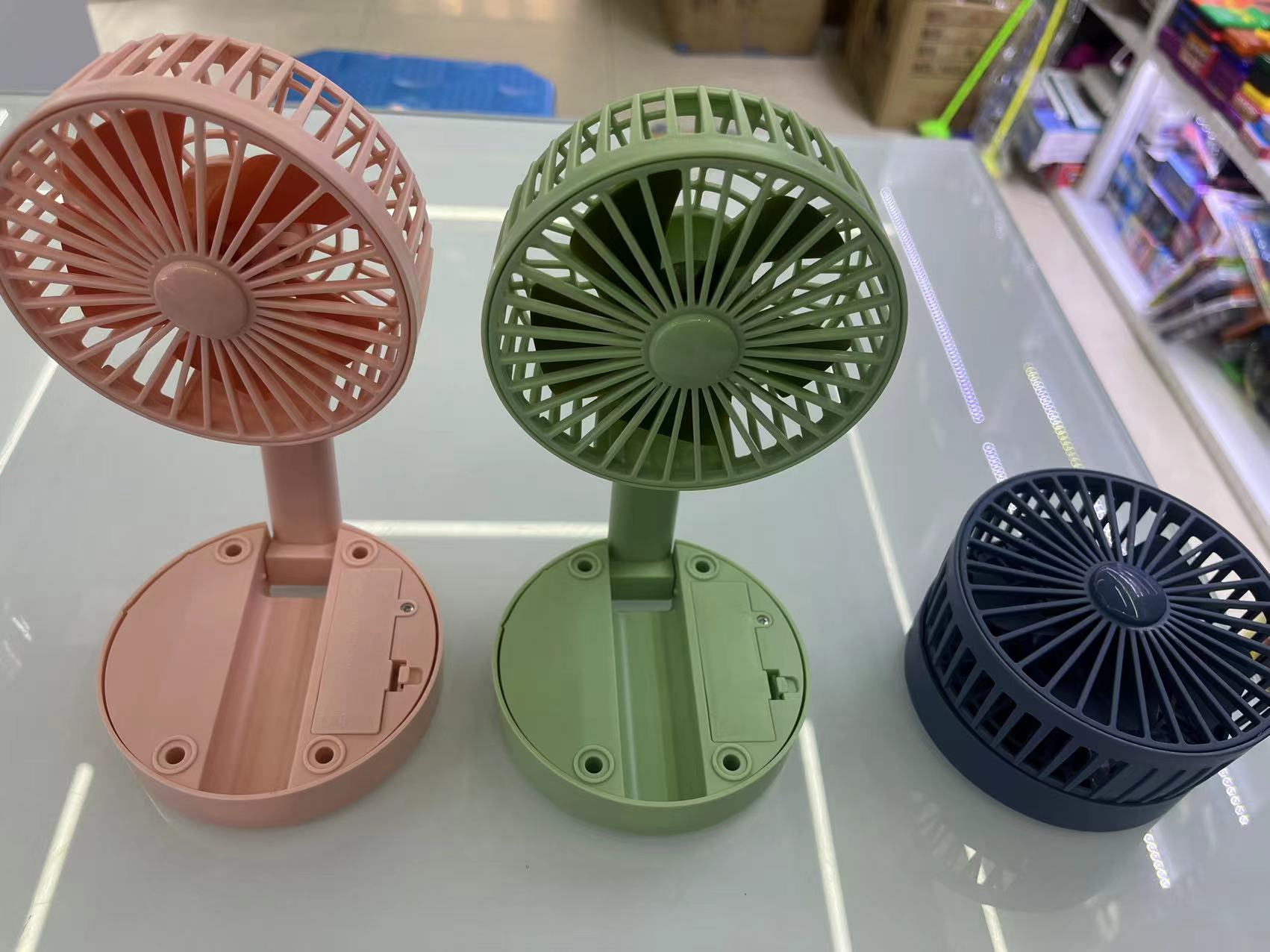 The K12 extendable and foldable charging fan comes in three colors: pink, green and blue, with two wind speeds. It can be folded for easy storage