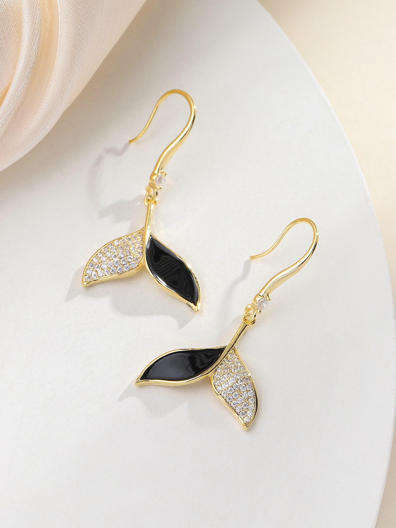 Xuhui brand's fashionable and exquisite copper-plated real gold fishtail earrings are simple, elegant and stylish. New ear hooks Specification image