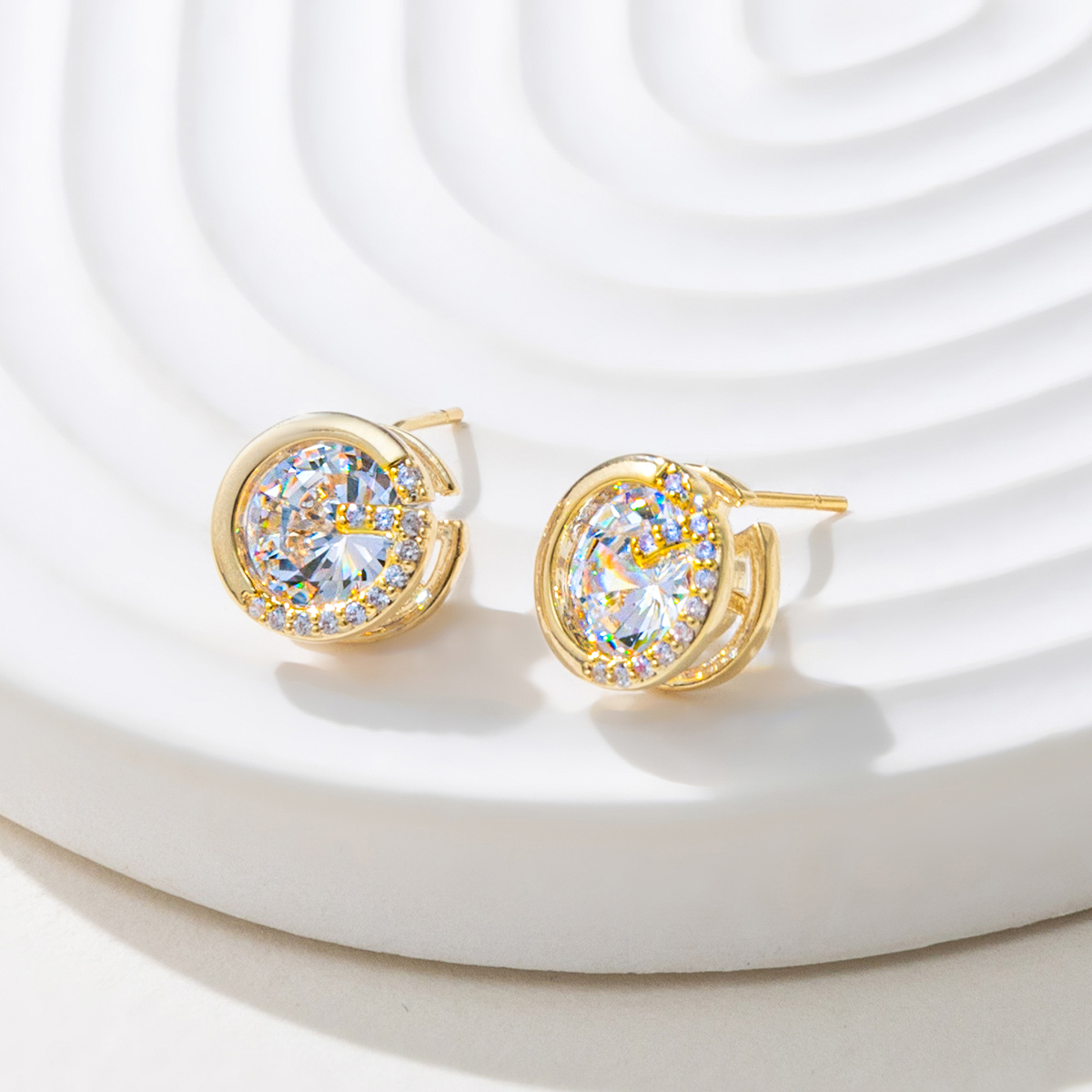 Xuhui brand exquisite and light luxury copper plated with real gold and zircon inlaid 925 silver needle small fragrance style fashionable and elegant stud earrings Application Scenario