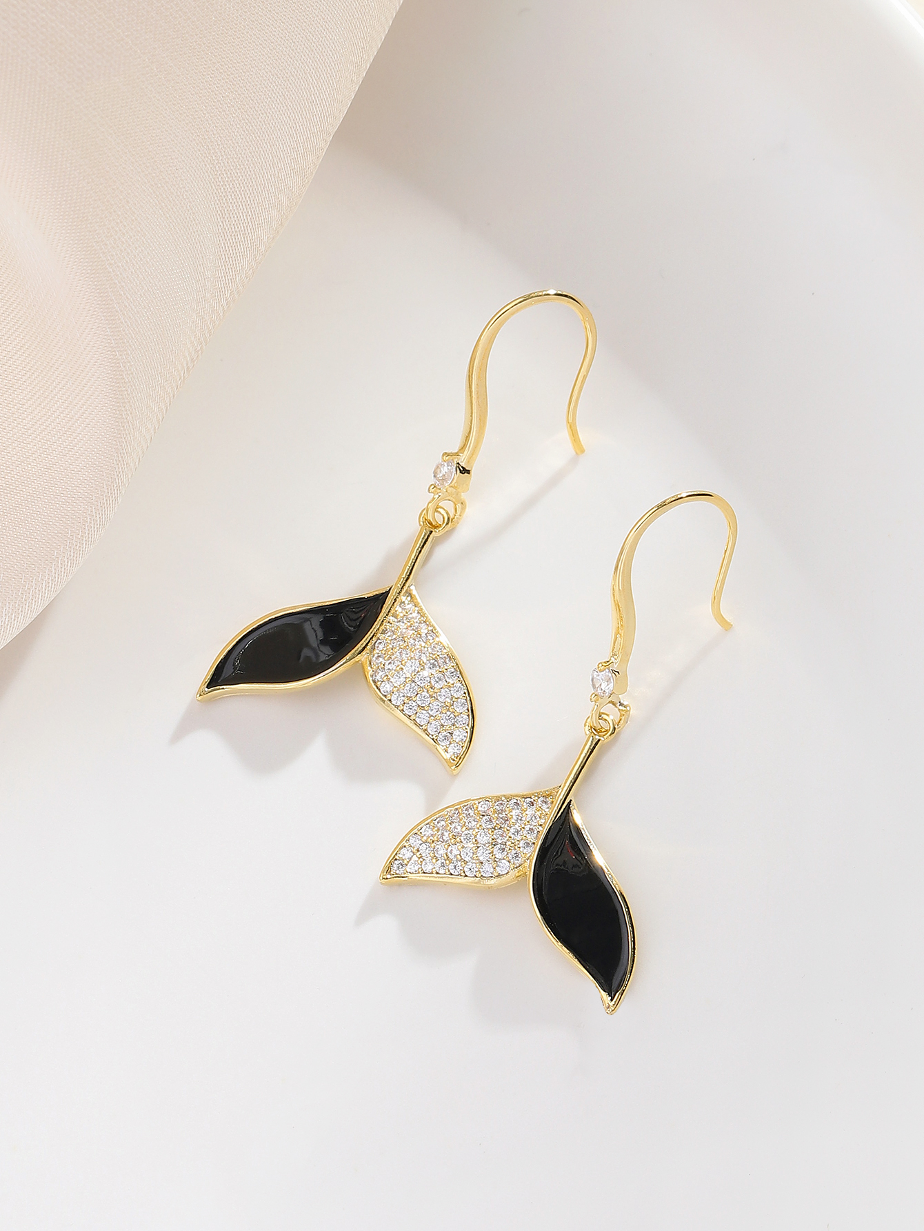 Xuhui brand's fashionable and exquisite copper-plated real gold fishtail earrings are simple, elegant and stylish. New ear hooks details Picture