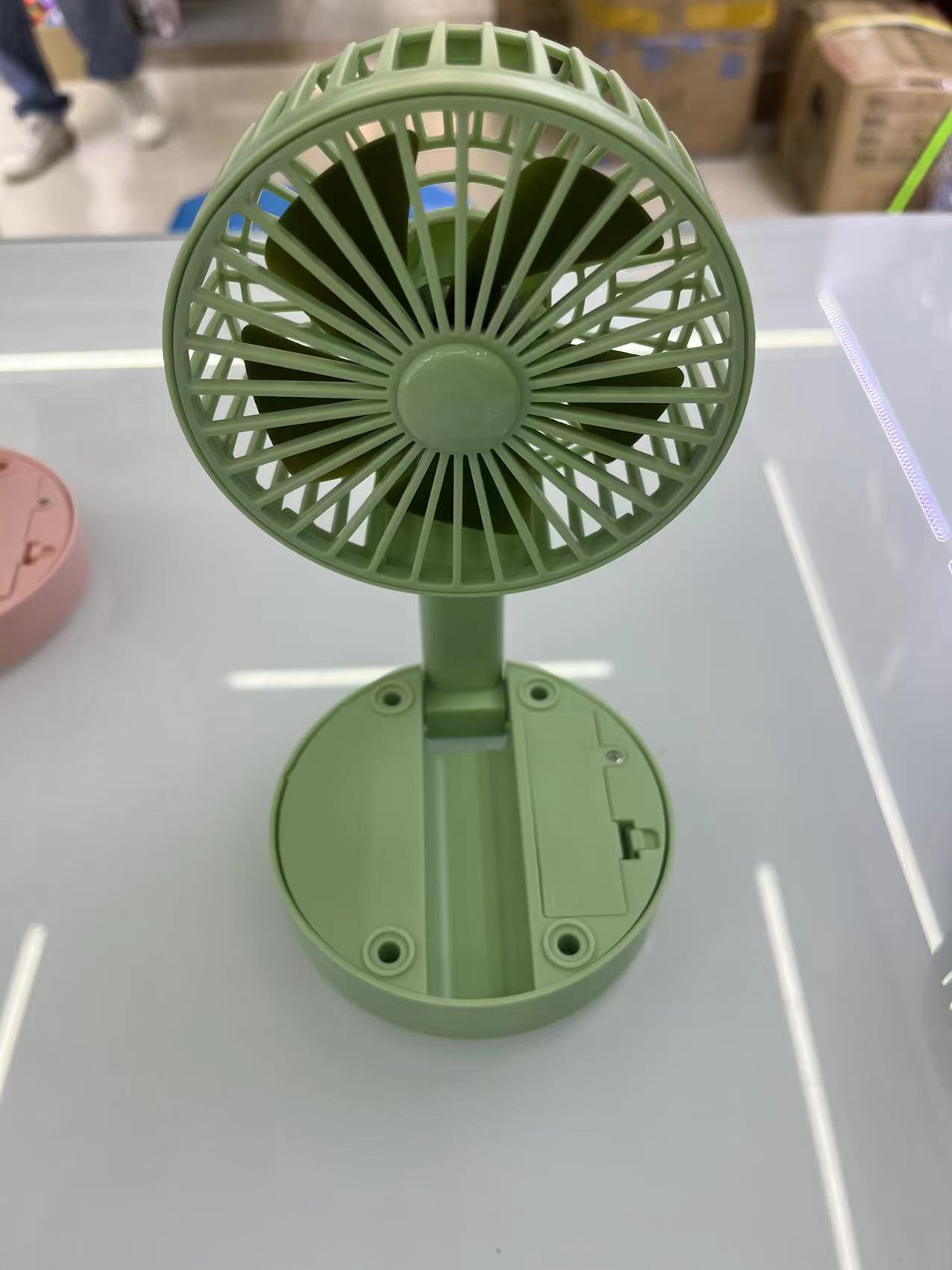 The K12 extendable and foldable charging fan comes in three colors: pink, green and blue, with two wind speeds. It can be folded for easy storage Item Picture