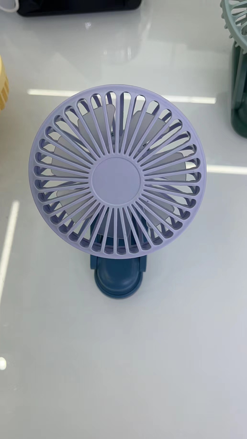 The CS122 handheld folding fan comes in five colors: yellow, blue, green, pink and black, with three wind speed Settings. It is convenient to carry Application Scenario