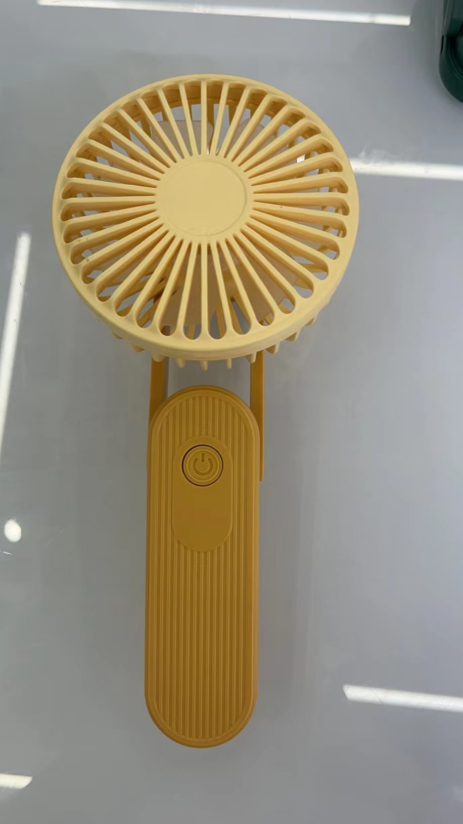 The CS122 handheld folding fan comes in five colors: yellow, blue, green, pink and black, with three wind speed Settings. It is convenient to carry Specification image