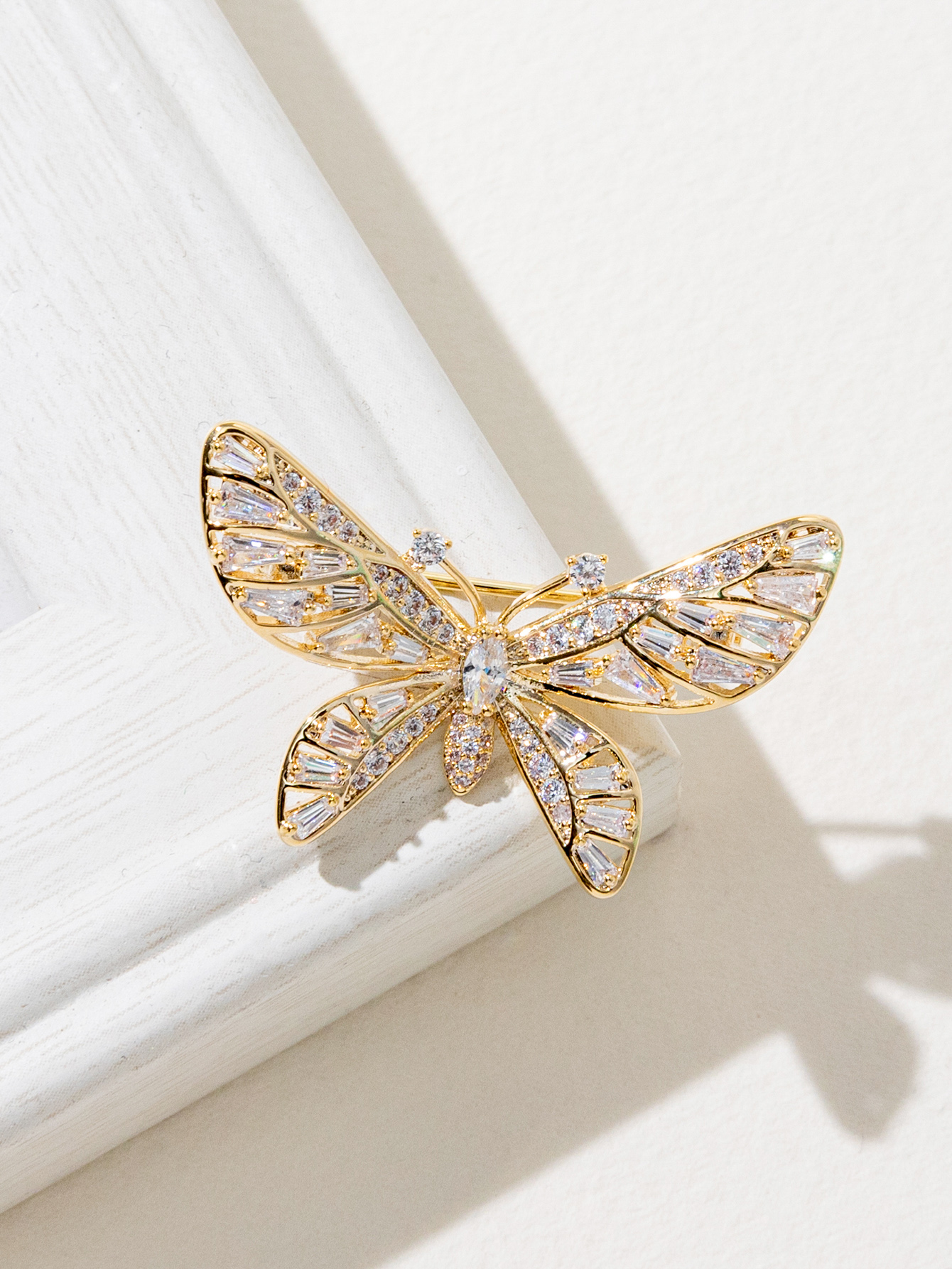 Xuhui brand's best-selling copper-plated real gold and zircon butterfly personalized brooch and pin decoration is fashionable and versatile. There are many women's styles to choose from Item Picture