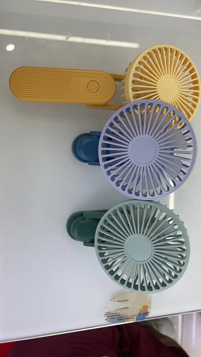The CS122 handheld folding fan comes in five colors: yellow, blue, green, pink and black, with three wind speed Settings. It is convenient to carry Item Picture
