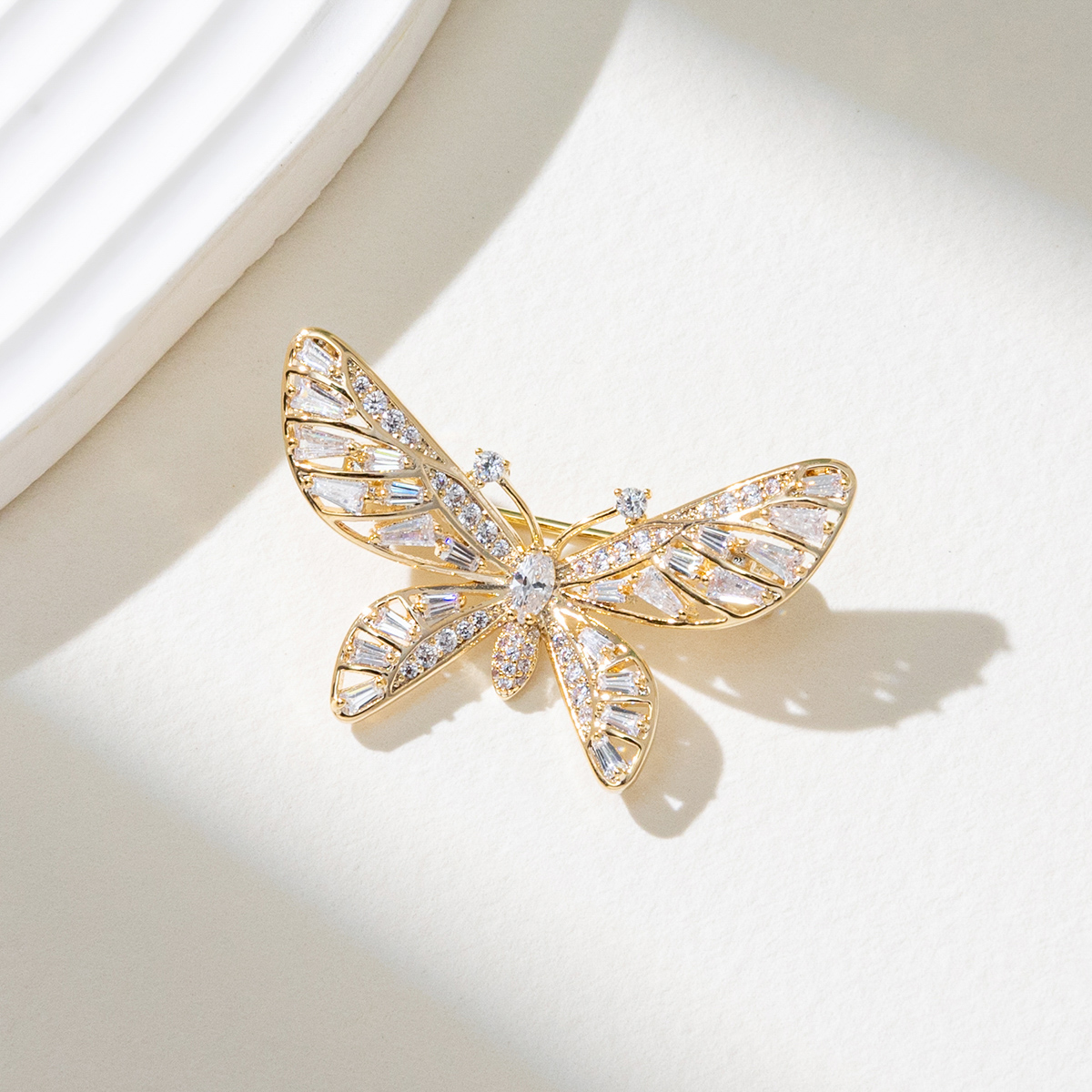 Xuhui brand's best-selling copper-plated real gold and zircon butterfly personalized brooch and pin decoration is fashionable and versatile. There are many women's styles to choose from details Picture