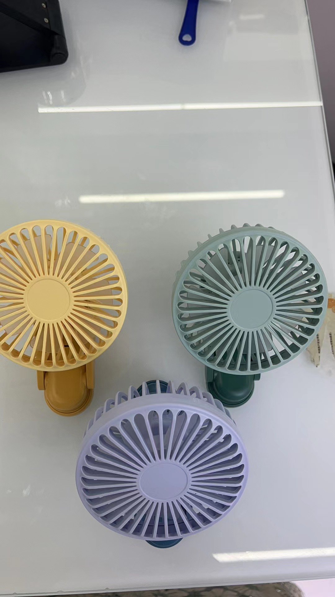 The CS122 handheld folding fan comes in five colors: yellow, blue, green, pink and black, with three wind speed Settings. It is convenient to carry