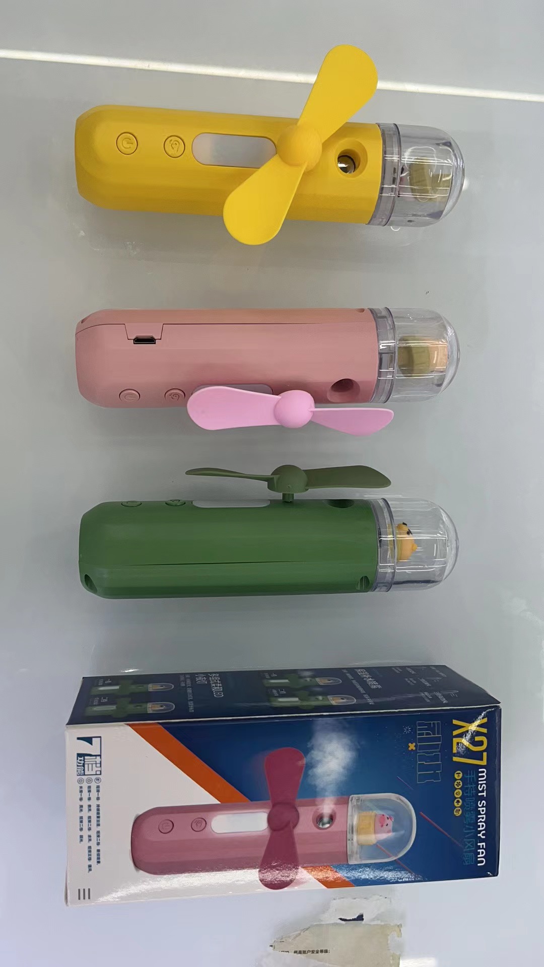 The X27B spray fan comes in three colors: yellow, pink and green, with water and spray function, making it a two-in-one fan details Picture
