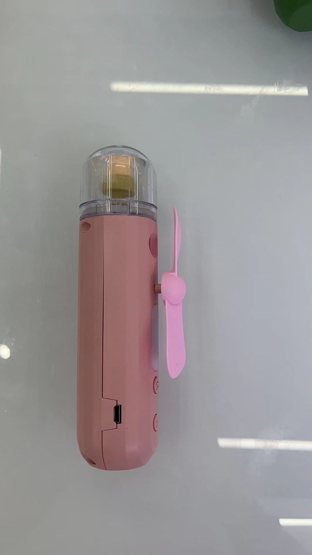 The X27B spray fan comes in three colors: yellow, pink and green, with water and spray function, making it a two-in-one fan Specification image