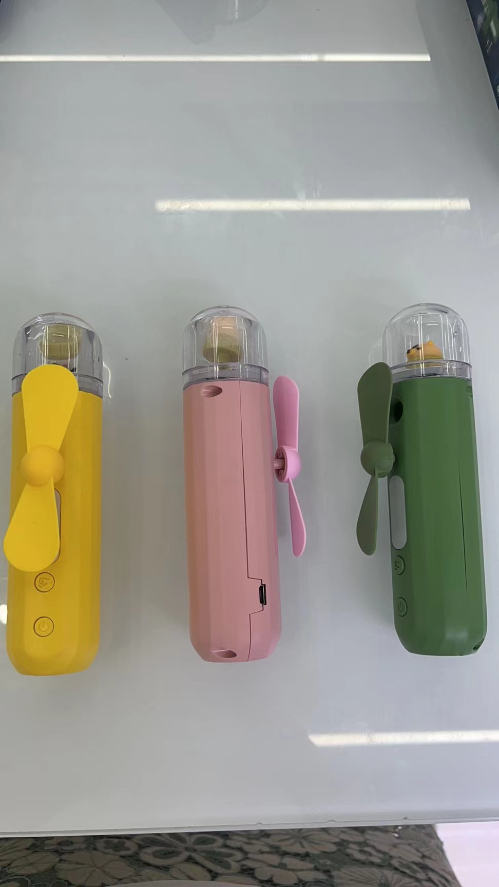 The X27B spray fan comes in three colors: yellow, pink and green, with water and spray function, making it a two-in-one fan Item Picture