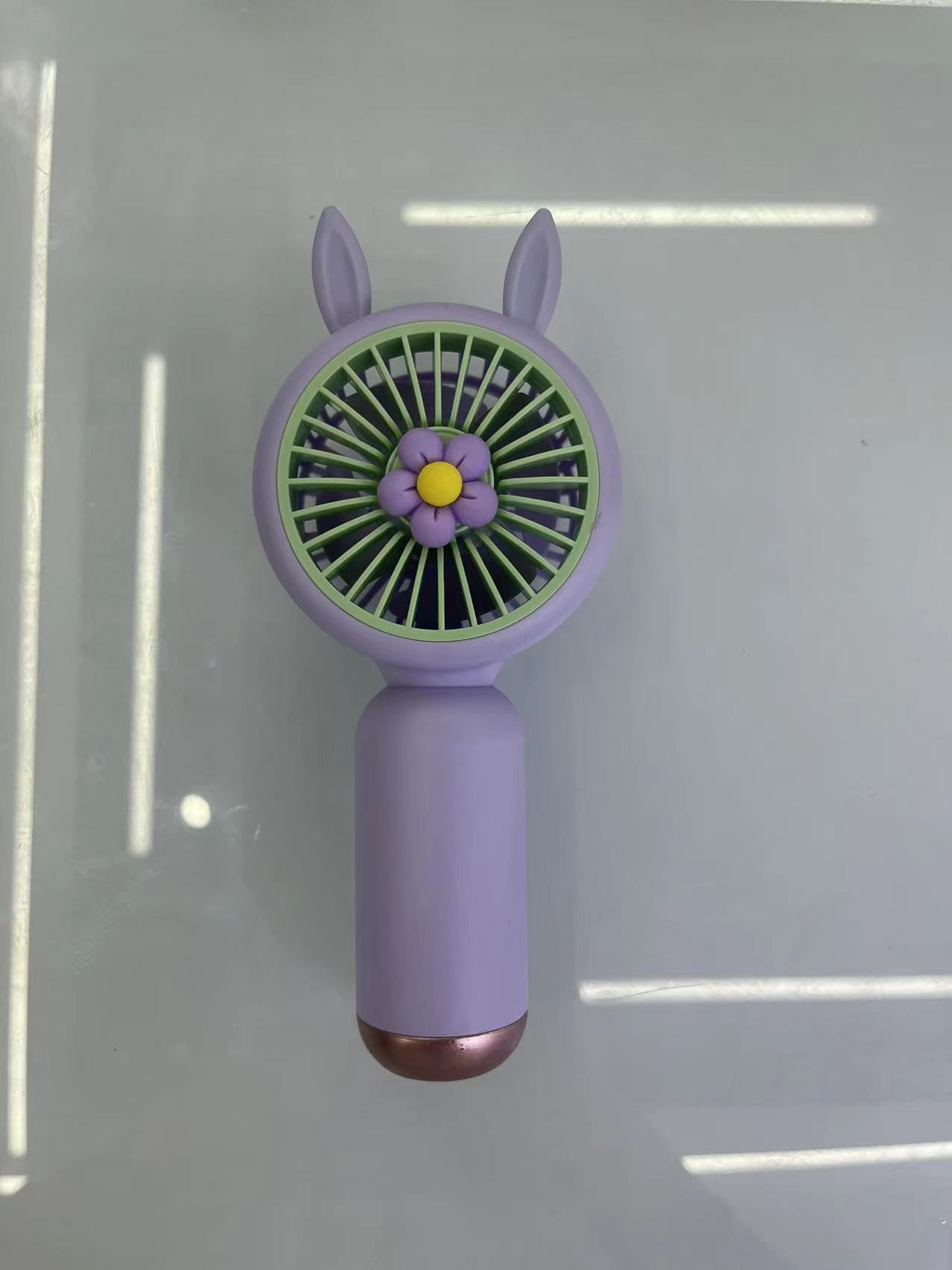 The 88145 mini charging fan comes in three colors: pink, white and purple, with one setting. It is a handheld fan that is easy to carry details Picture